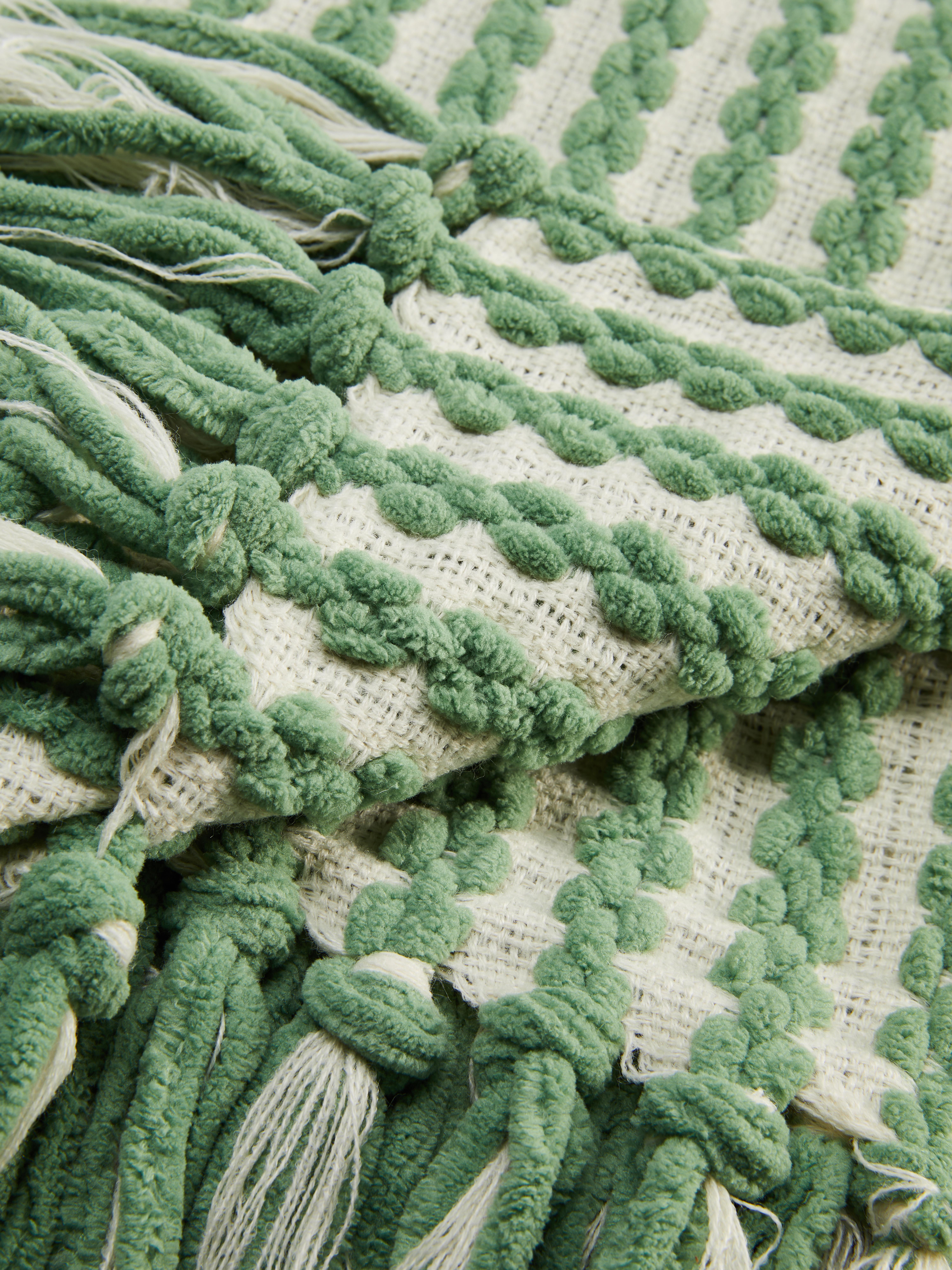 Pătură chenille cu franjuri O pătură cu franjuri și detalii din material chenille
