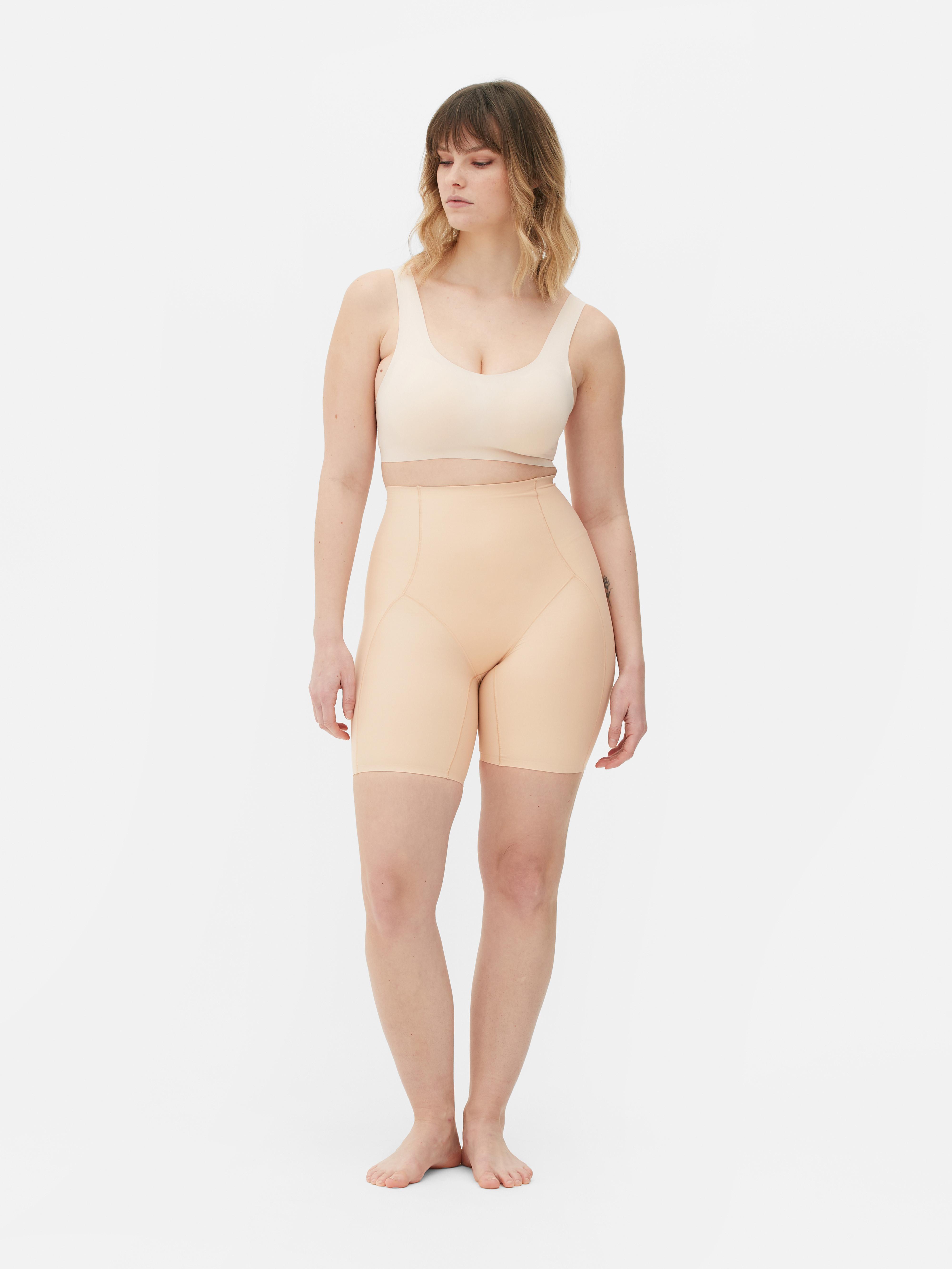Pantaloni scurți modelatori, elastici, perfecți pentru confort maxim.