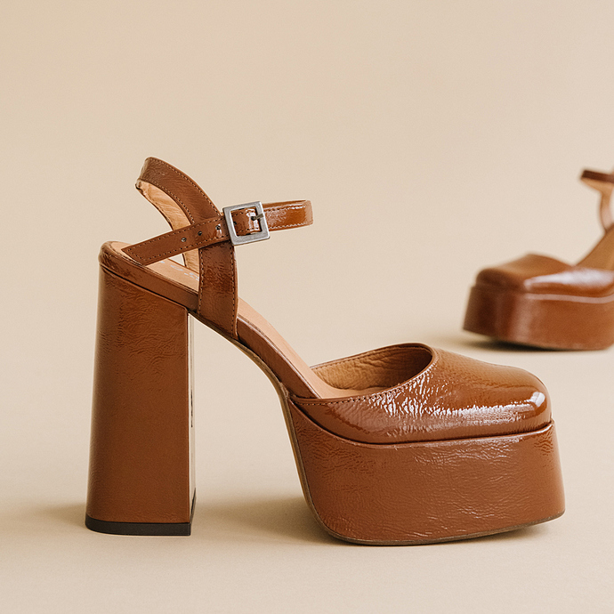 Babies à plateformes et brides  en vernis plissé cognac