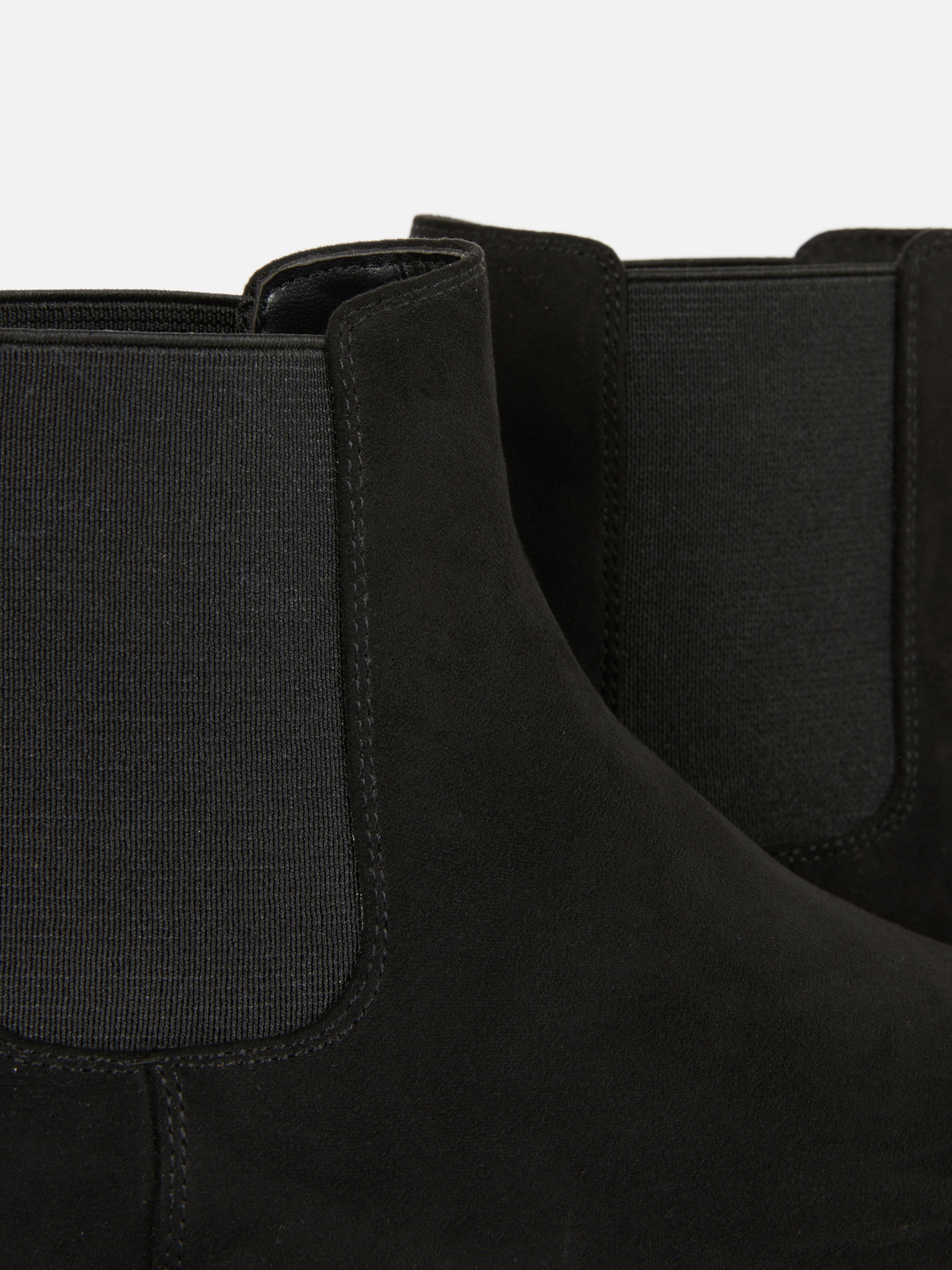 Wildleder-Ankle-Boots – Ein Paar klassische Wildleder-Ankle-Boots für Ihre Sammlung