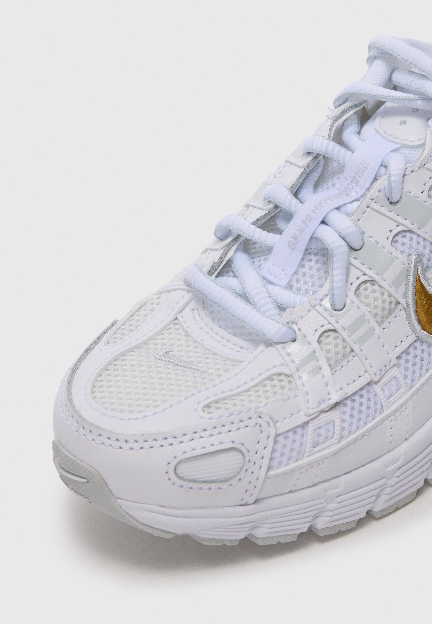 Nike Sportswear P 6000 UNISEX - Sneakers - wit/metallic goudkleurig/puur platinakleurig