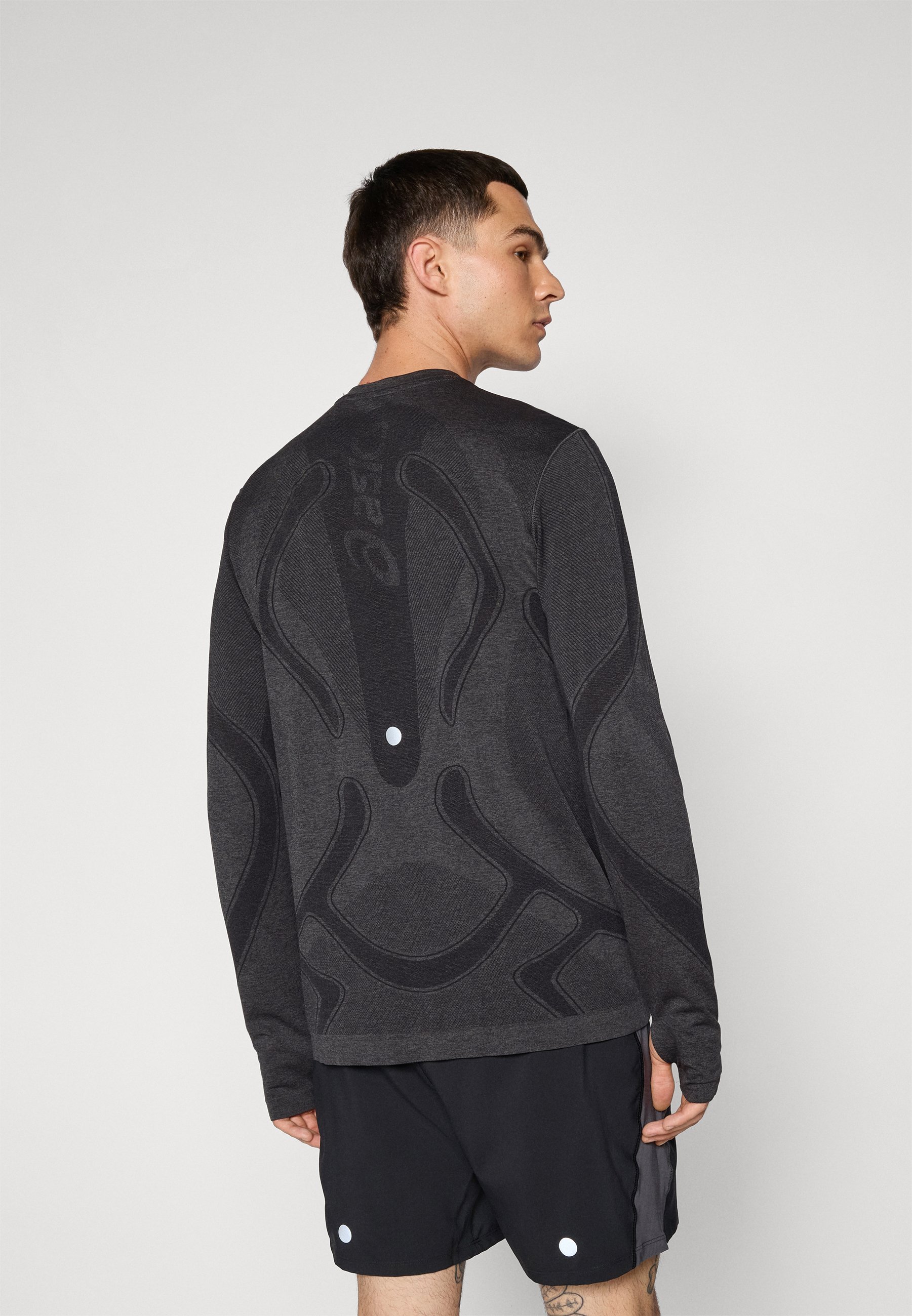 ASICS ROAD SEAMLESS TOP - Bluzka z długim rękawem - wydajność w kolorze czarnym