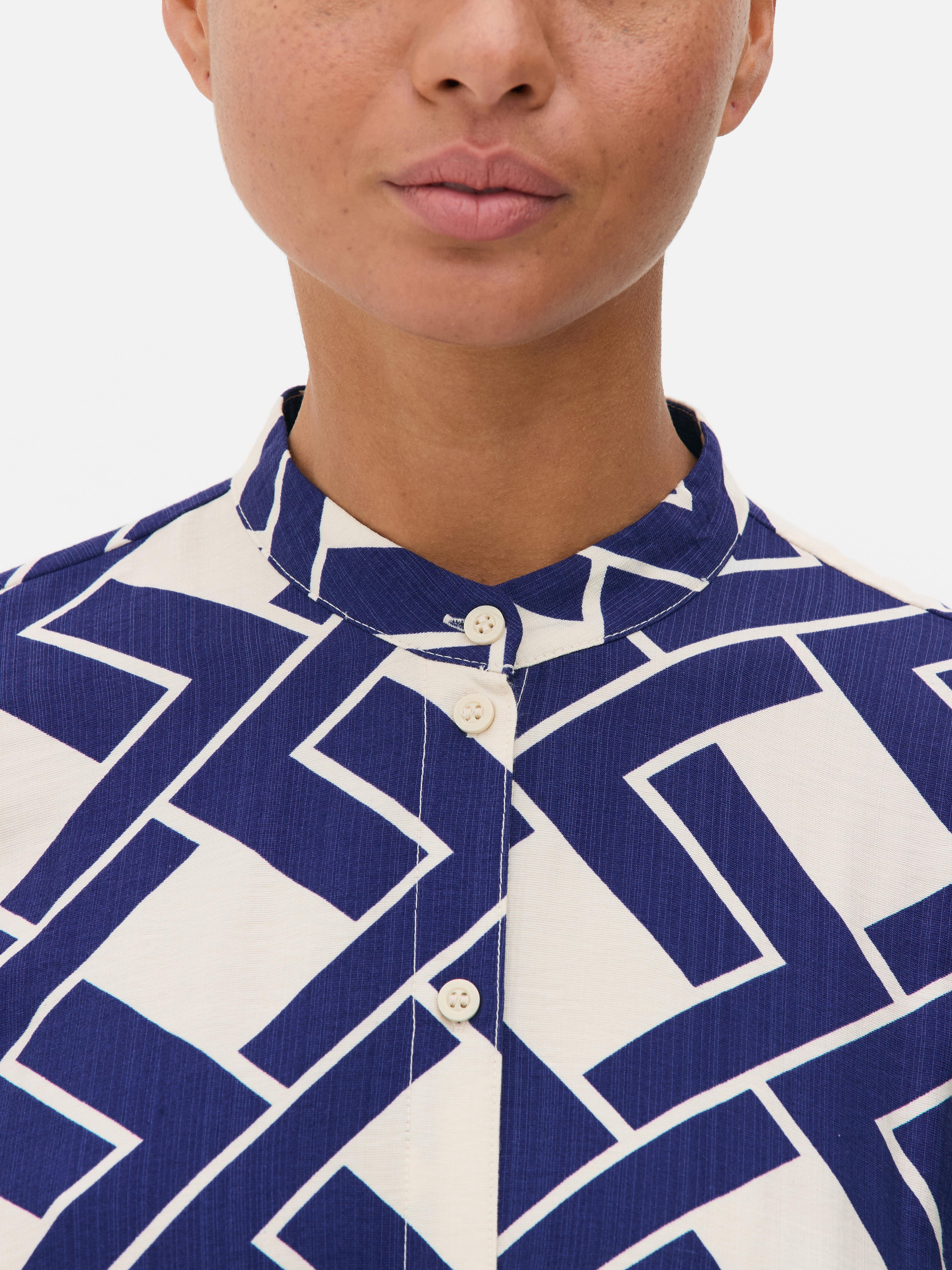 Rochie cămașă cu model geometric O rochie cămașă cu model geometric, guler tip bandă, închidere cu nasturi și curea legată