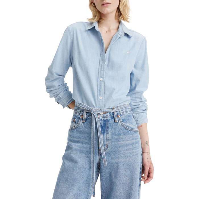 Blusa lisa de mezclilla de algodón azul cielo con corte recto y logo bordado.