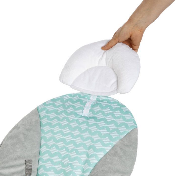 INGENUITY Babybouncer met wolkdesign, rustgevende vibraties, speelboog met 2 pluche speeltjes, afneembare hoofdsteun, babycadeau