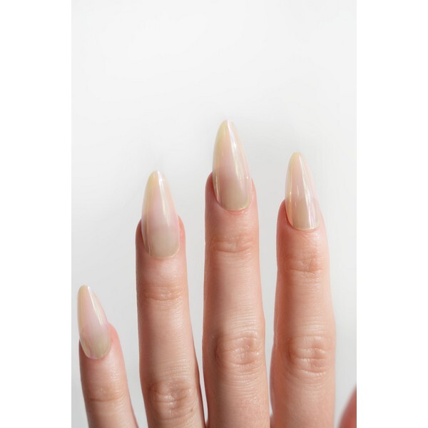 Uñas Nail HQ color almendra con esmalte natural