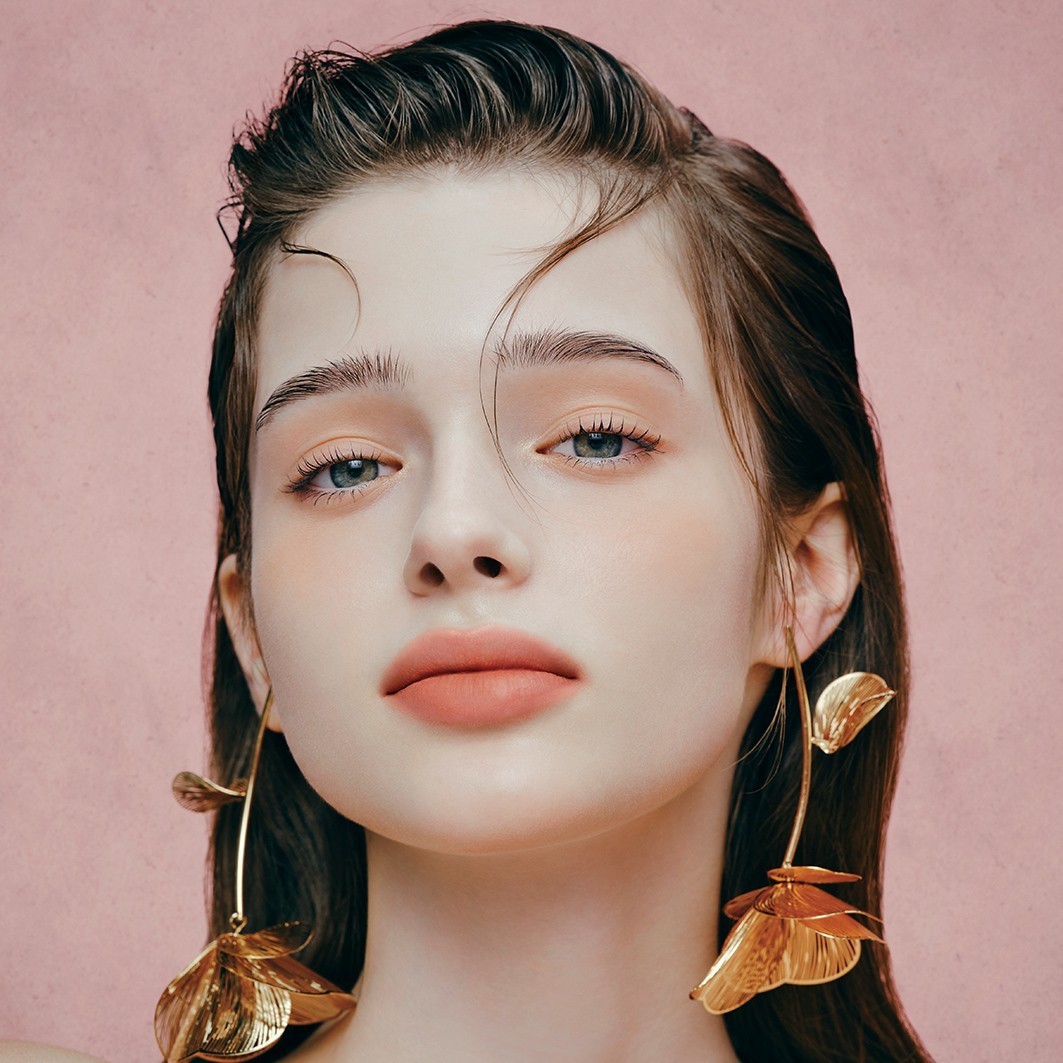„Dear Dahlia“ lūpų dažai „Lip Allure“ skaidrūs aksominiai – 2,5 g