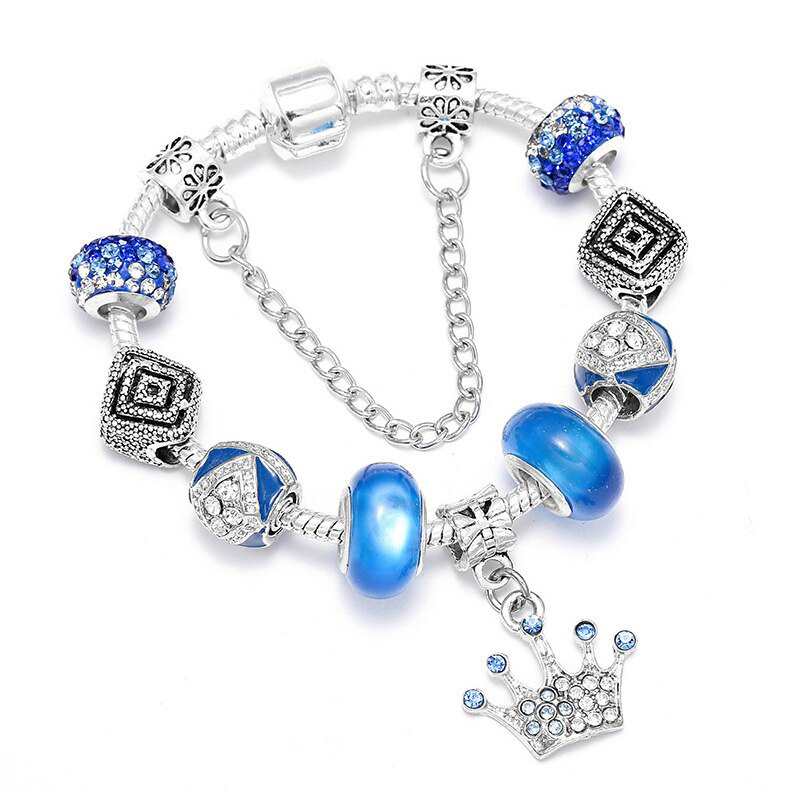Pulseira com pingente de prata e coroa de cristal, ideal para presentear mulheres com joias.