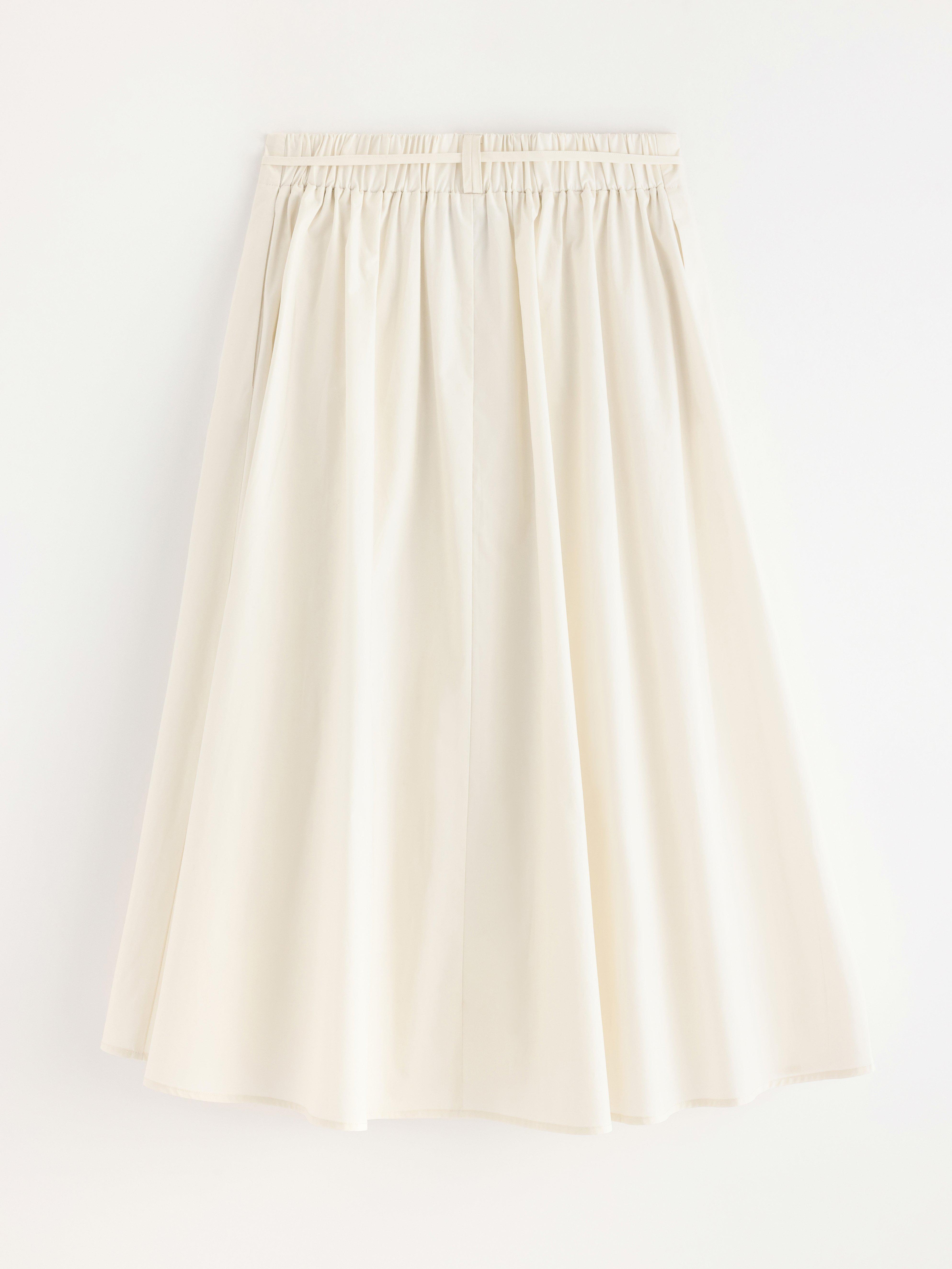 Falda midi plisada, color blanco claro.