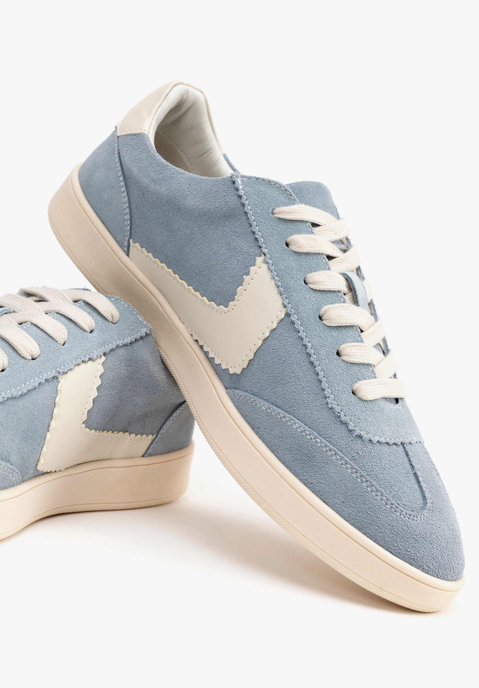 Zamszowe sneakersy z kontrastowymi wstawkami z ekoskóry niebiesko - białe