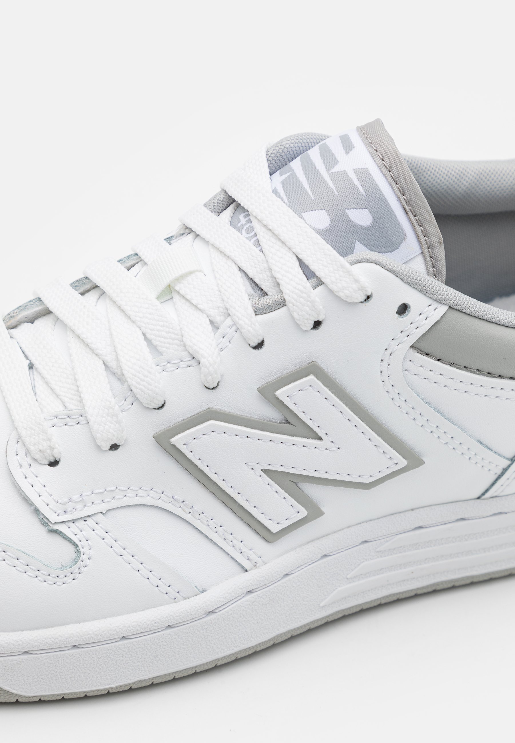 New Balance'i korvpallijalatsid - valged/helehallid