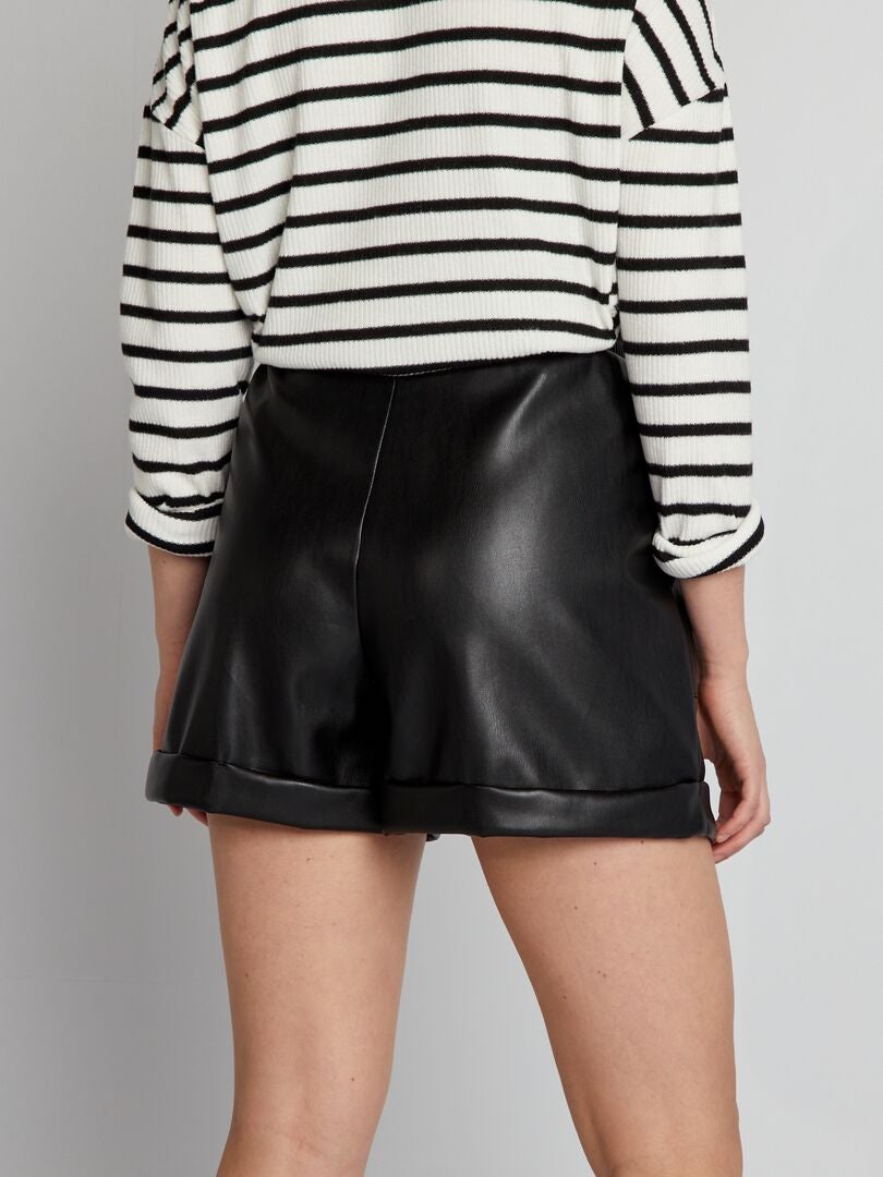 Shorts met hoge taille en boorden - zwart