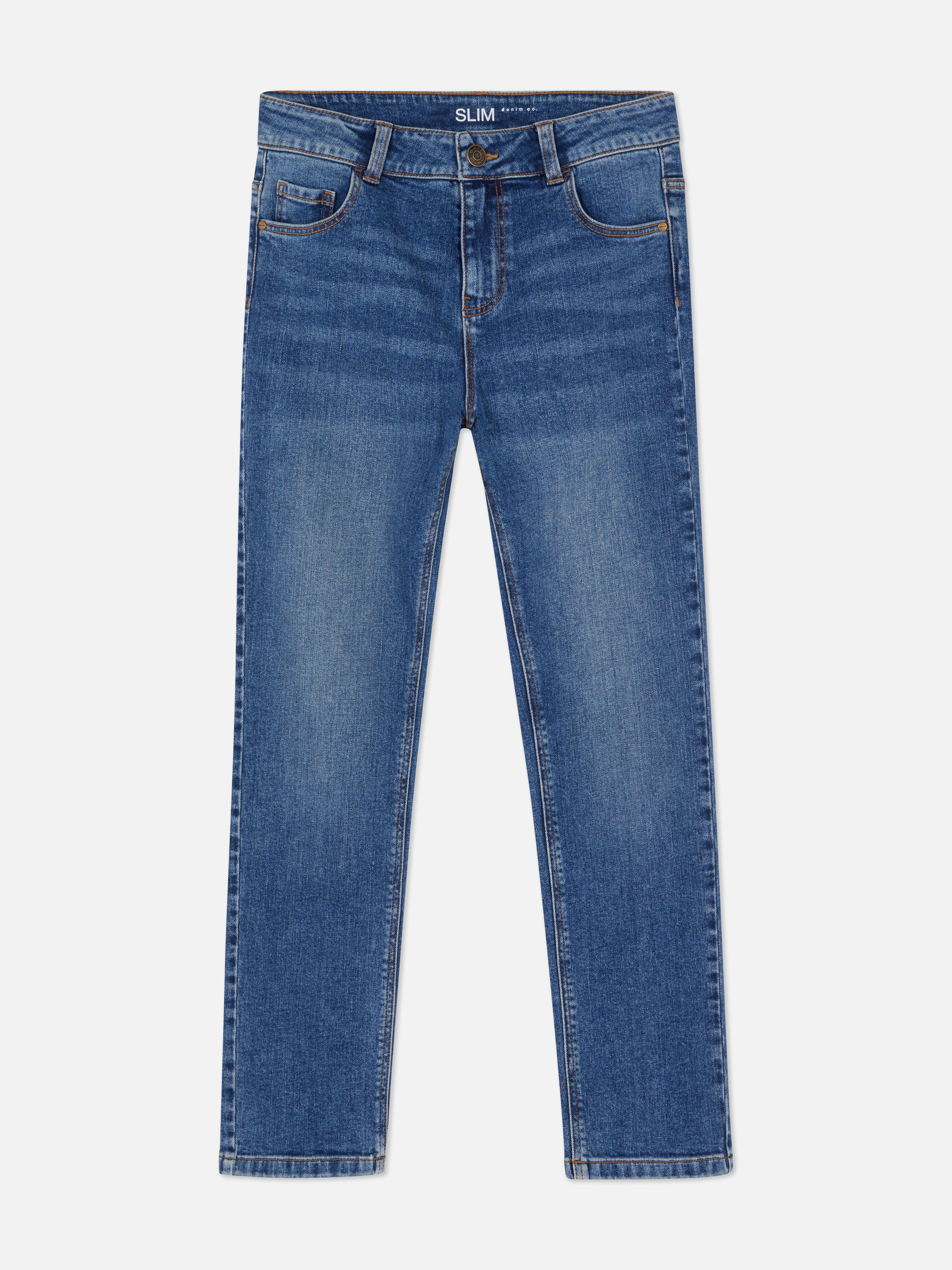 Blugi slim fit pentru băieți. Acești blugi slim fit cu găici pentru curea și nasturi dau colecției lor de blugi un plus.