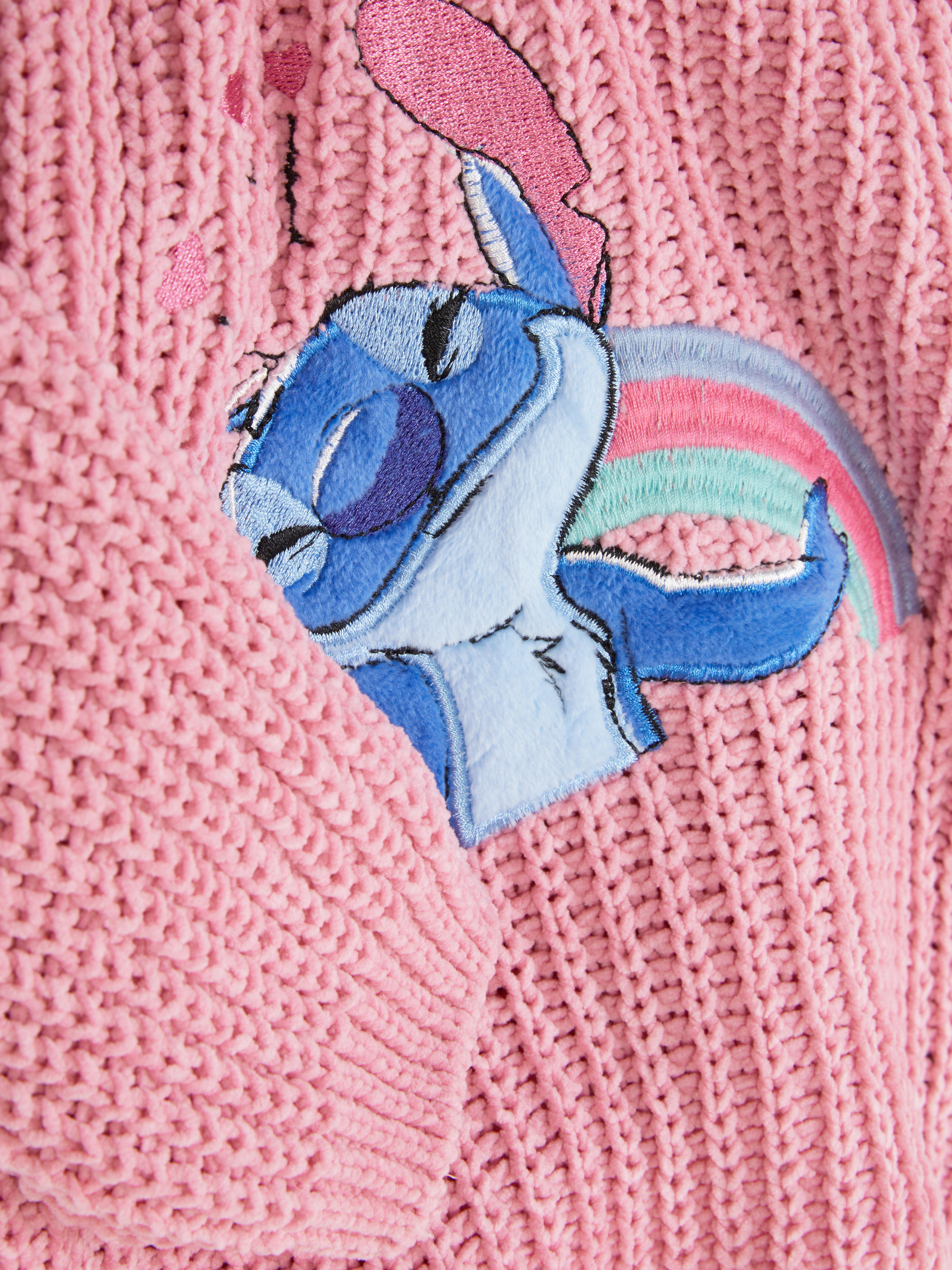 Pulover tricotat Disney Stitch Un pulover tricotat Disney cu aplicații, margini cu nervuri și o deschizătură în formă de lacrimă