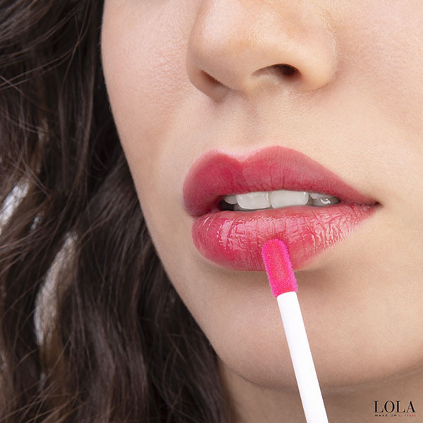 LOLA MAKE UP Lipgloss met intense kleur 026 Anjer