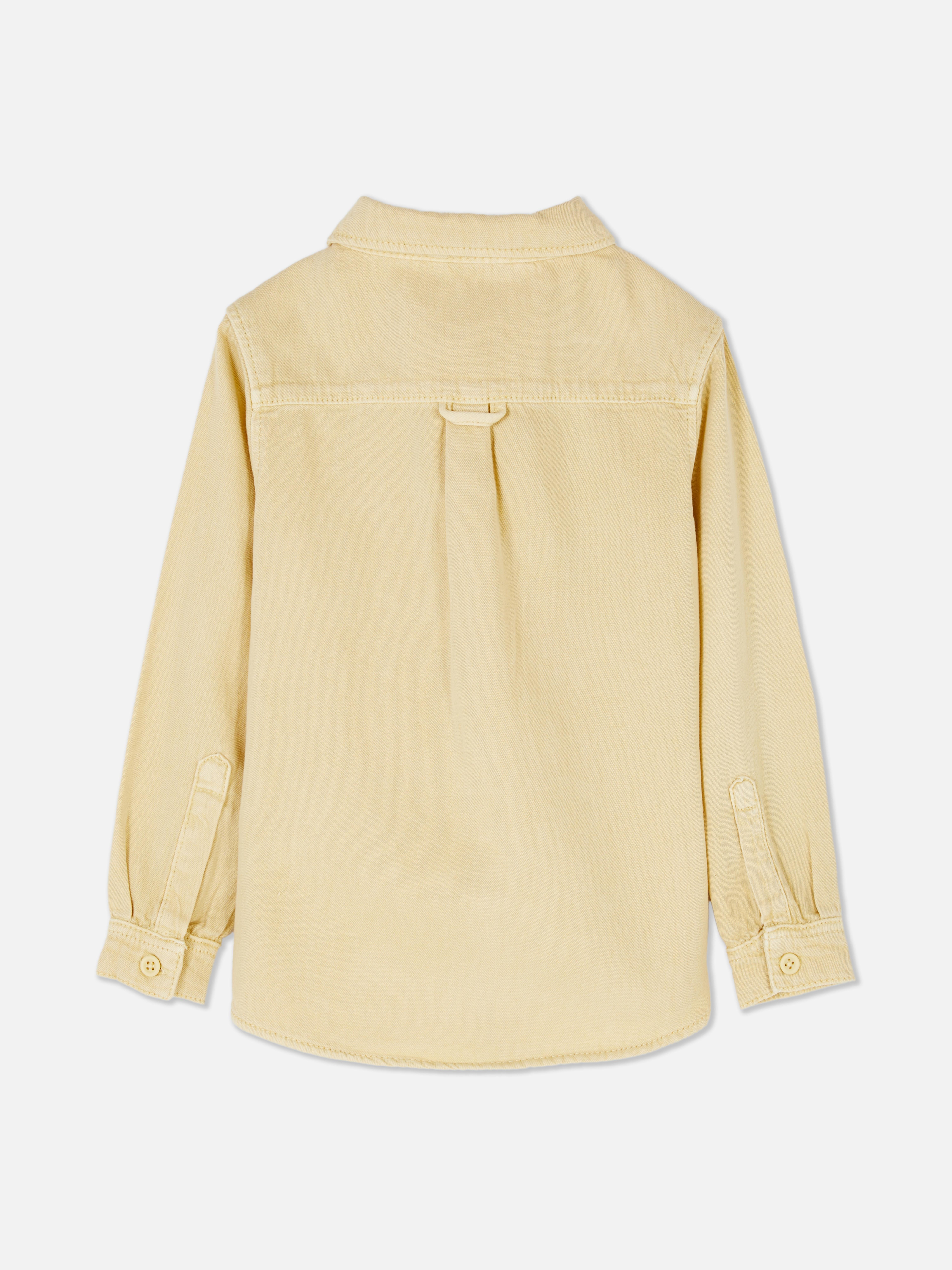 Camicia di jeans con bottoni. Una camicia di jeans con colletto, chiusura con bottoni sul davanti e taschino applicato sul petto.