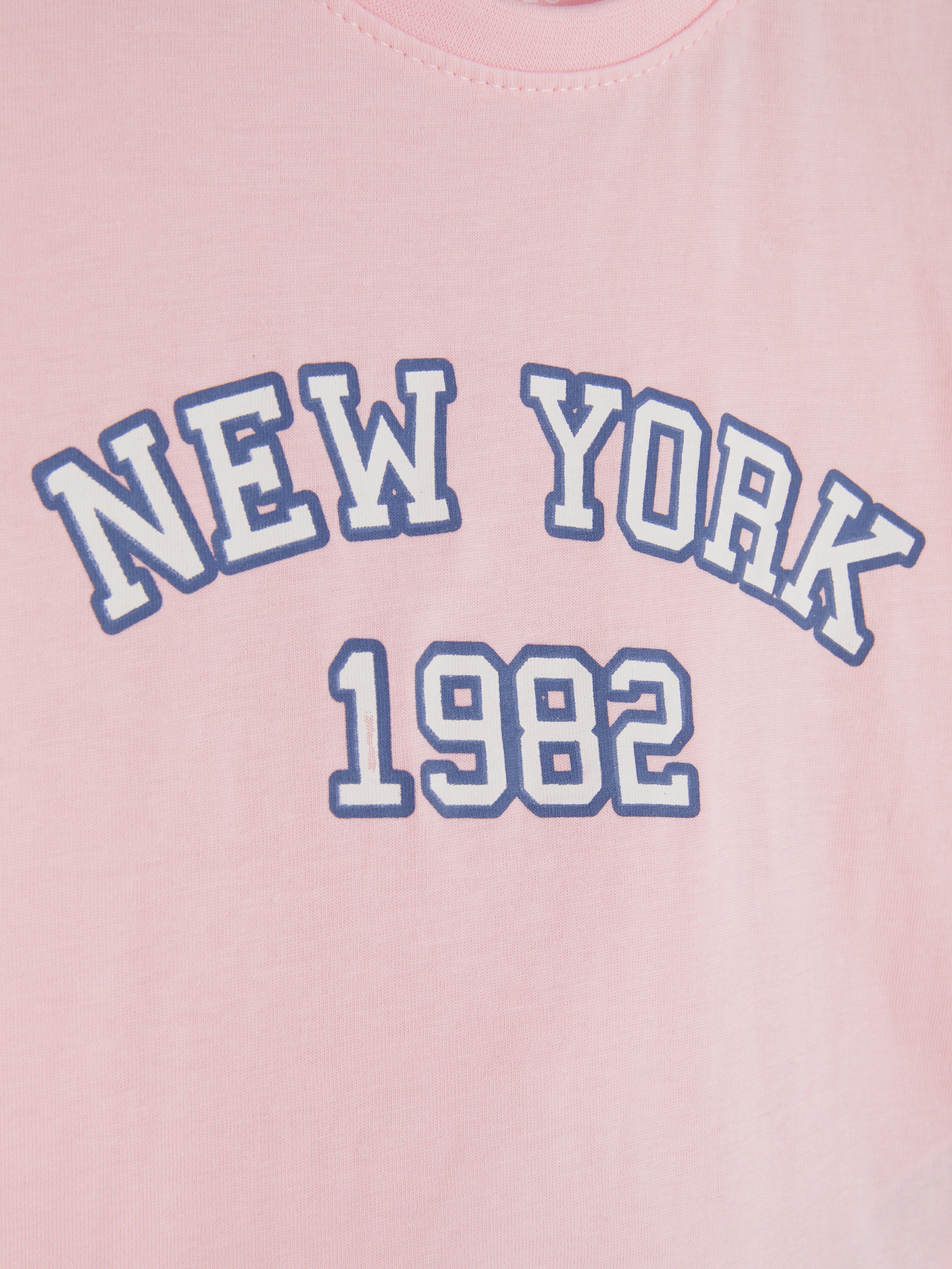 New York Print T-Shirt Ein T-Shirt mit Rundhalsausschnitt, kurzen Ärmeln und einem Aufdruck auf der Vorderseite