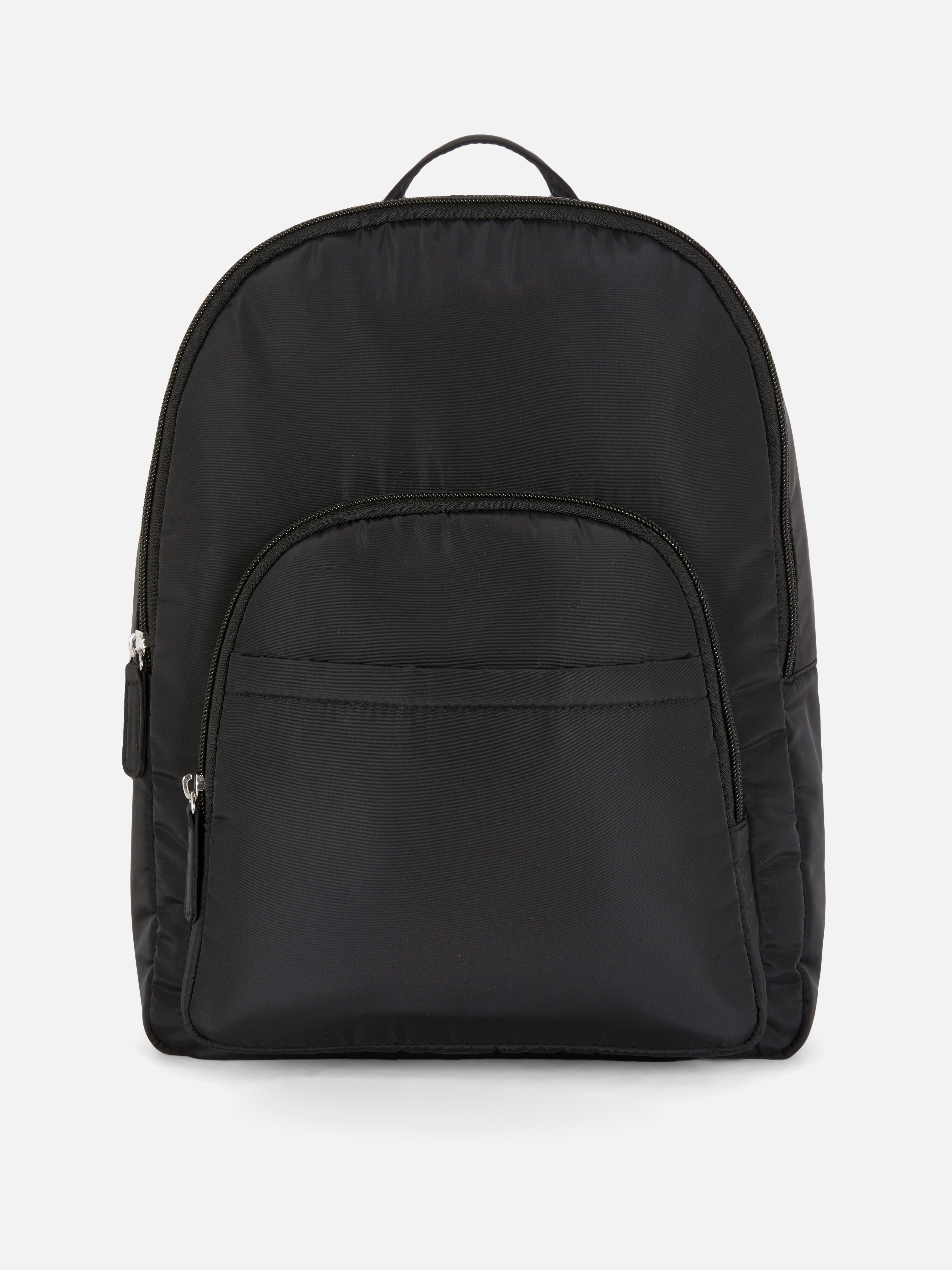 Rucksack mit zwei Taschen Ein Rucksack mit zwei Reißverschlussfächern und verstellbaren Trägern