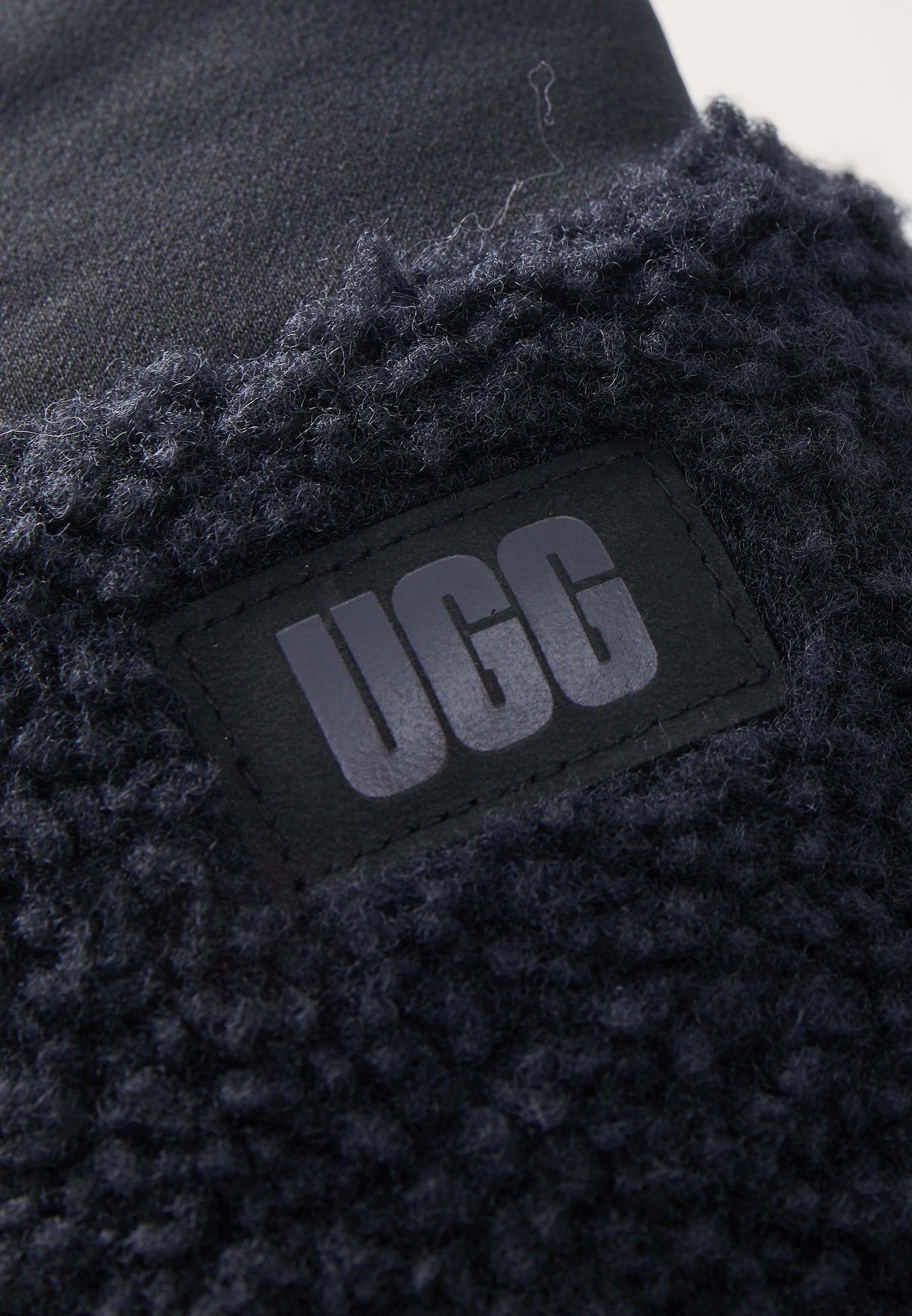 UGG FLUFF MITTEN WITH LOGO TAPE - Labakindad - mustad