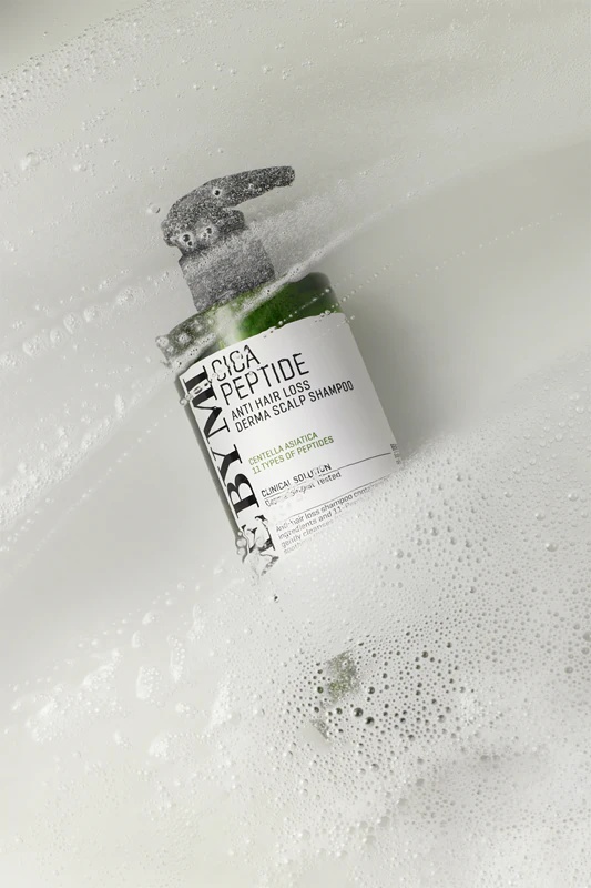 „Some By Mi Cica Peptide Derma Scalp Shampoo“ stiprinamasis šampūnas nuo plaukų slinkimo su raminamuoju poveikiu.