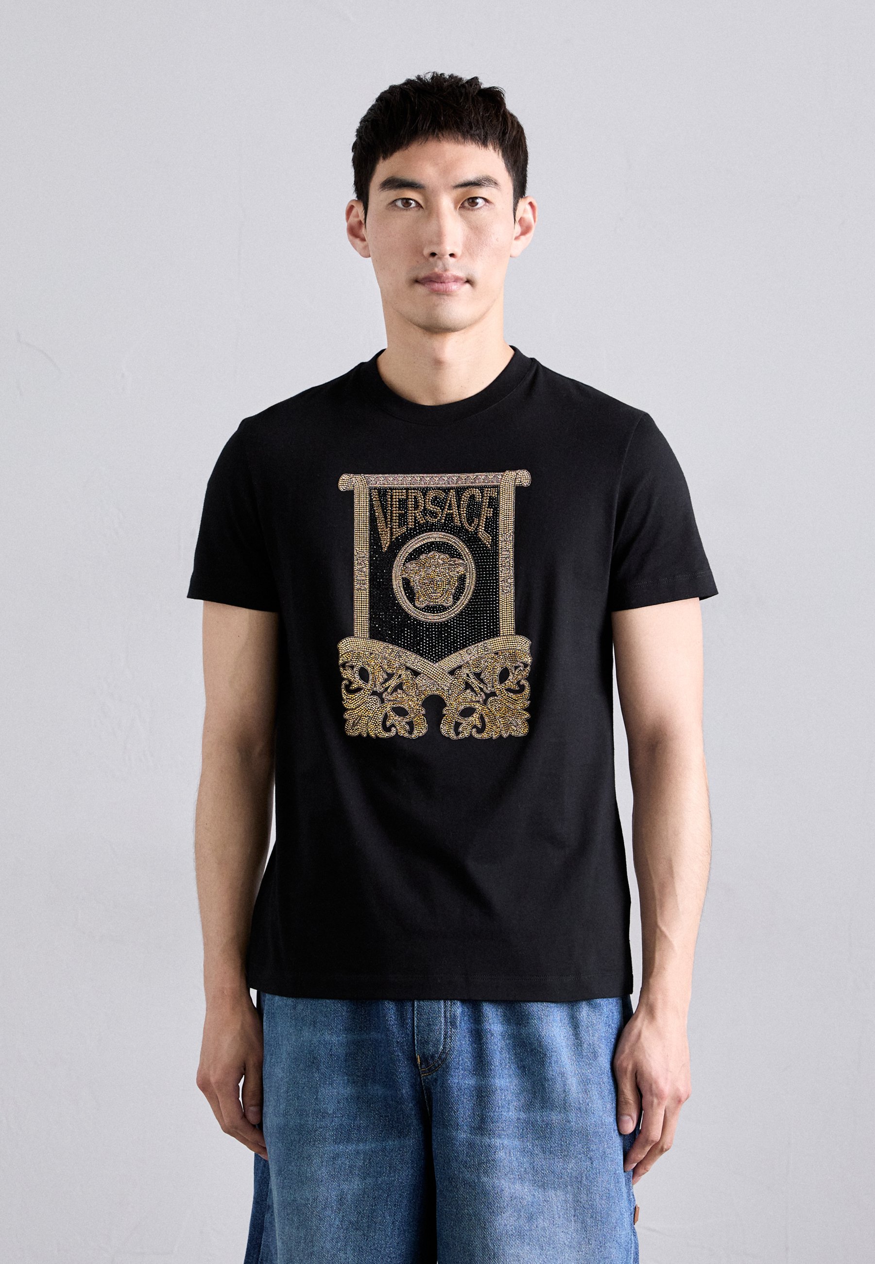 Versace ARCHITECTURAL BAROCCO SCROLL CREST AND HOTFIX - Must trükitud T-särk