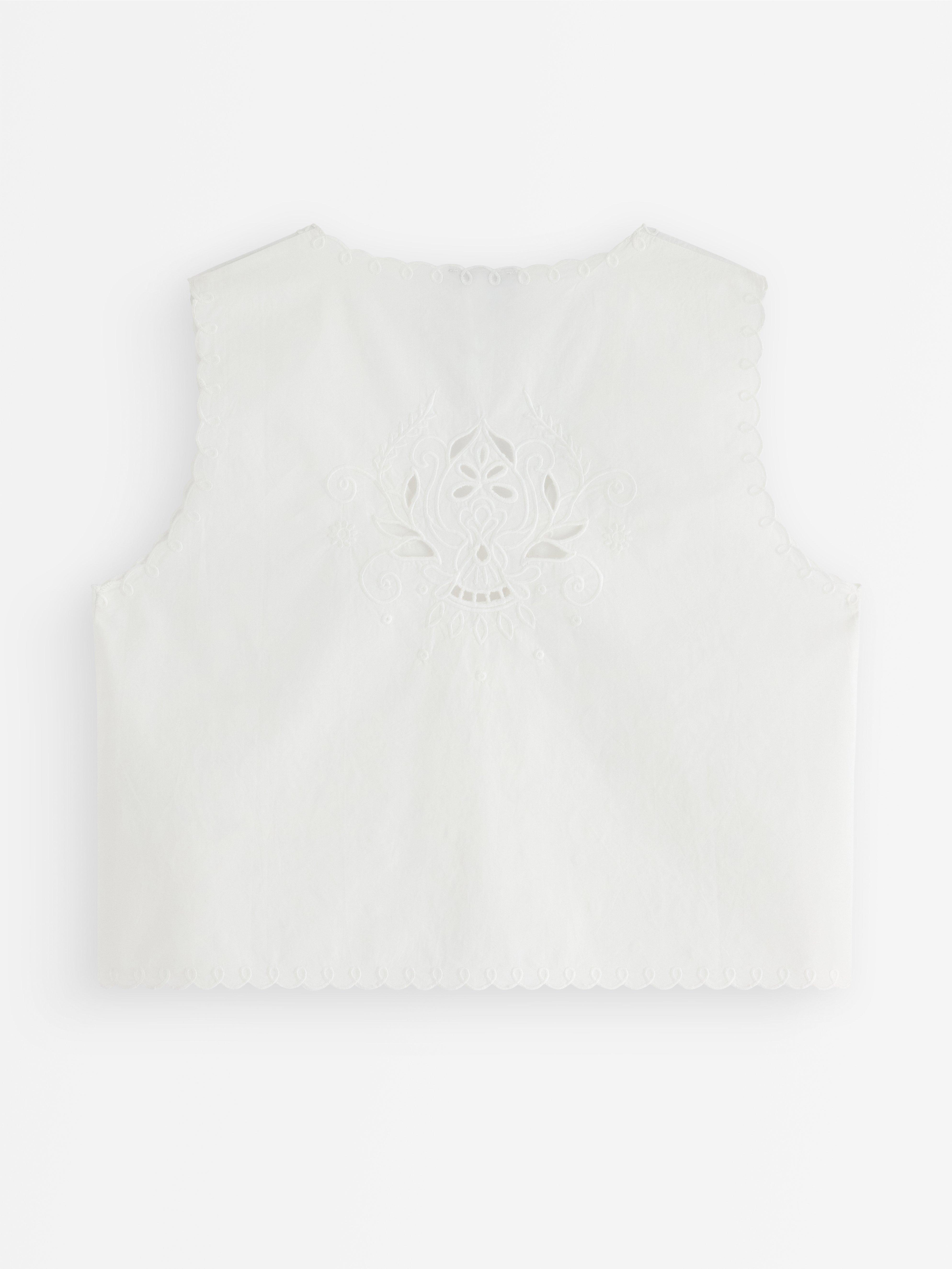 Väst med broderi White