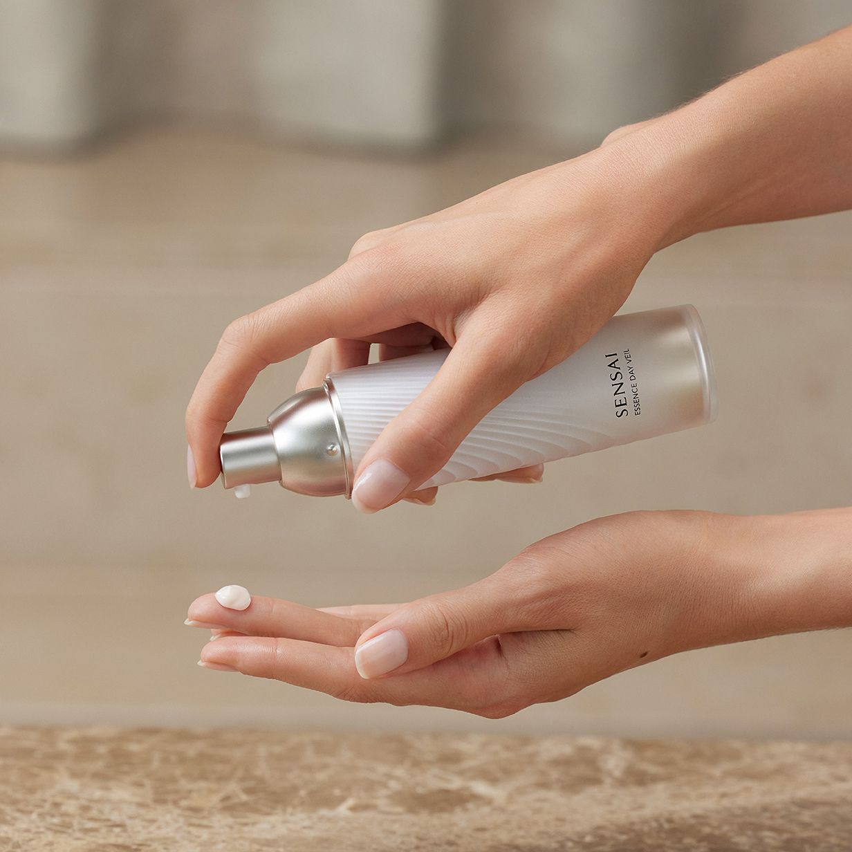 Essence Day Veil Luksuzni balzam protiv bora i starenja