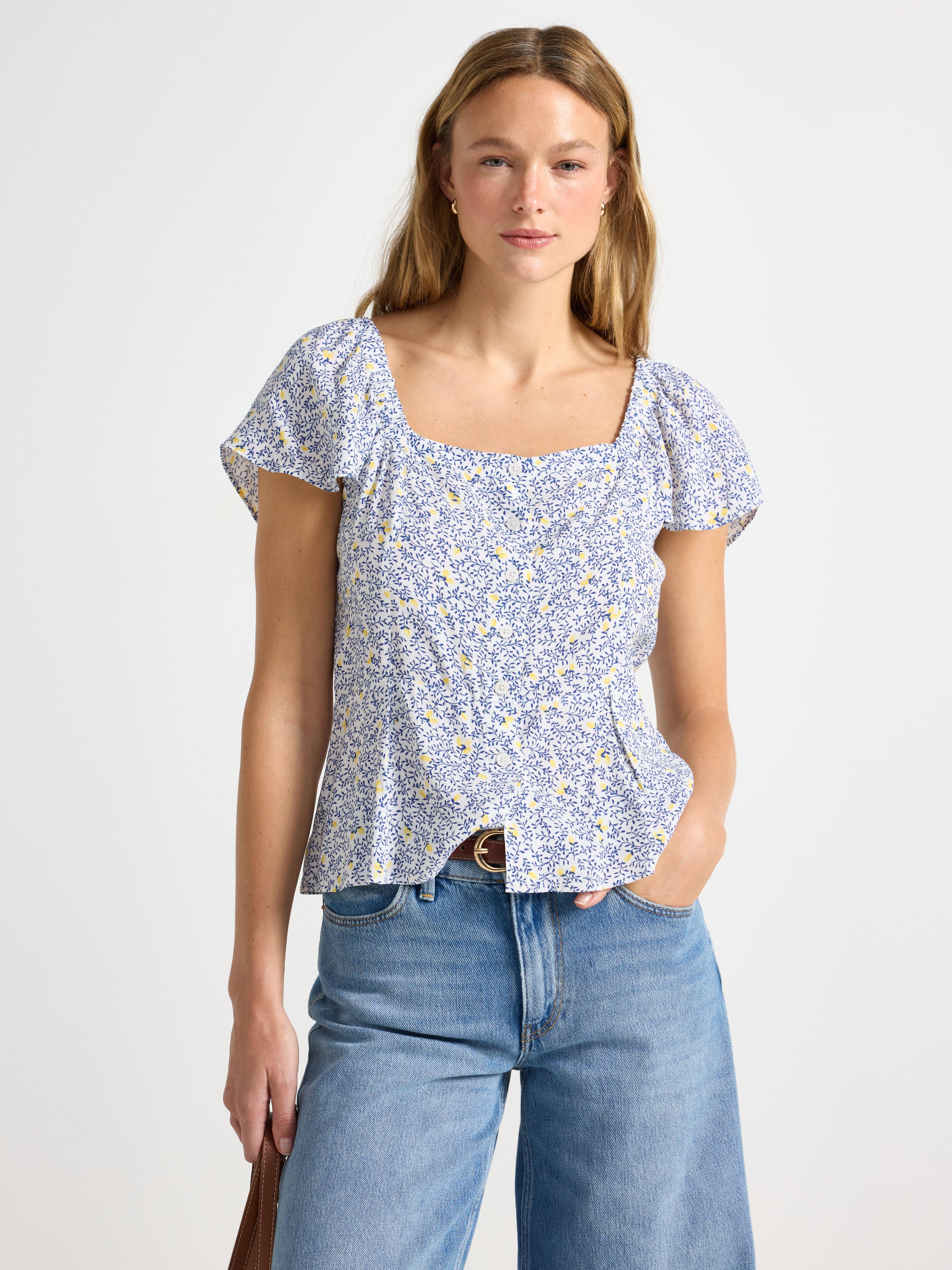 Blusa de manga corta, color blanco empolvado claro.