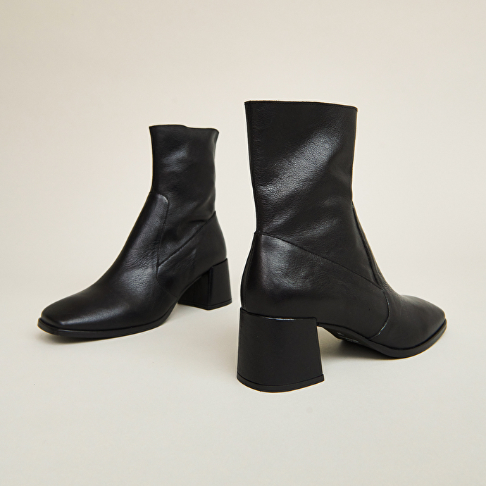 Bottines à bouts carrés  en cuir vieilli noir