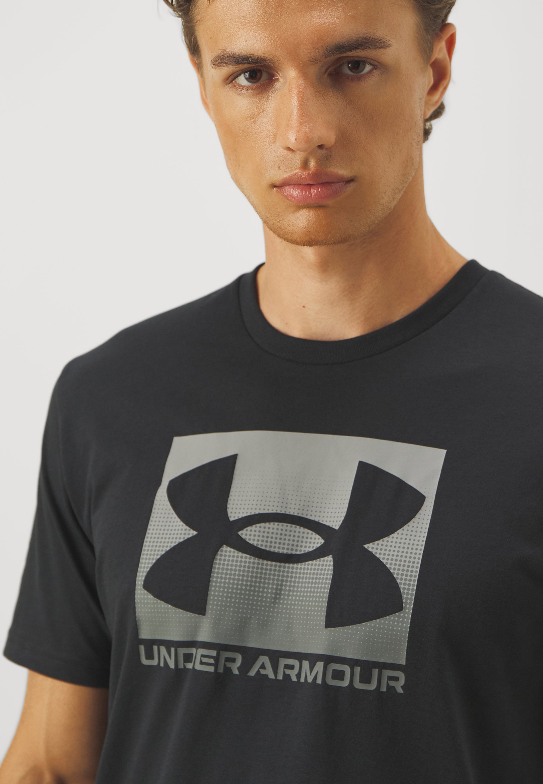 Under Armour BOXED - T-shirt met print - zwart/grafiet