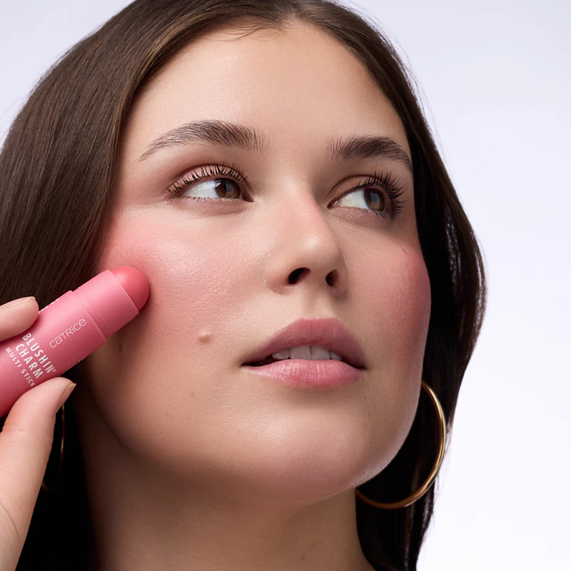 Bastão de blush multifuncional Catrice Blushin' Charm com iluminador.
