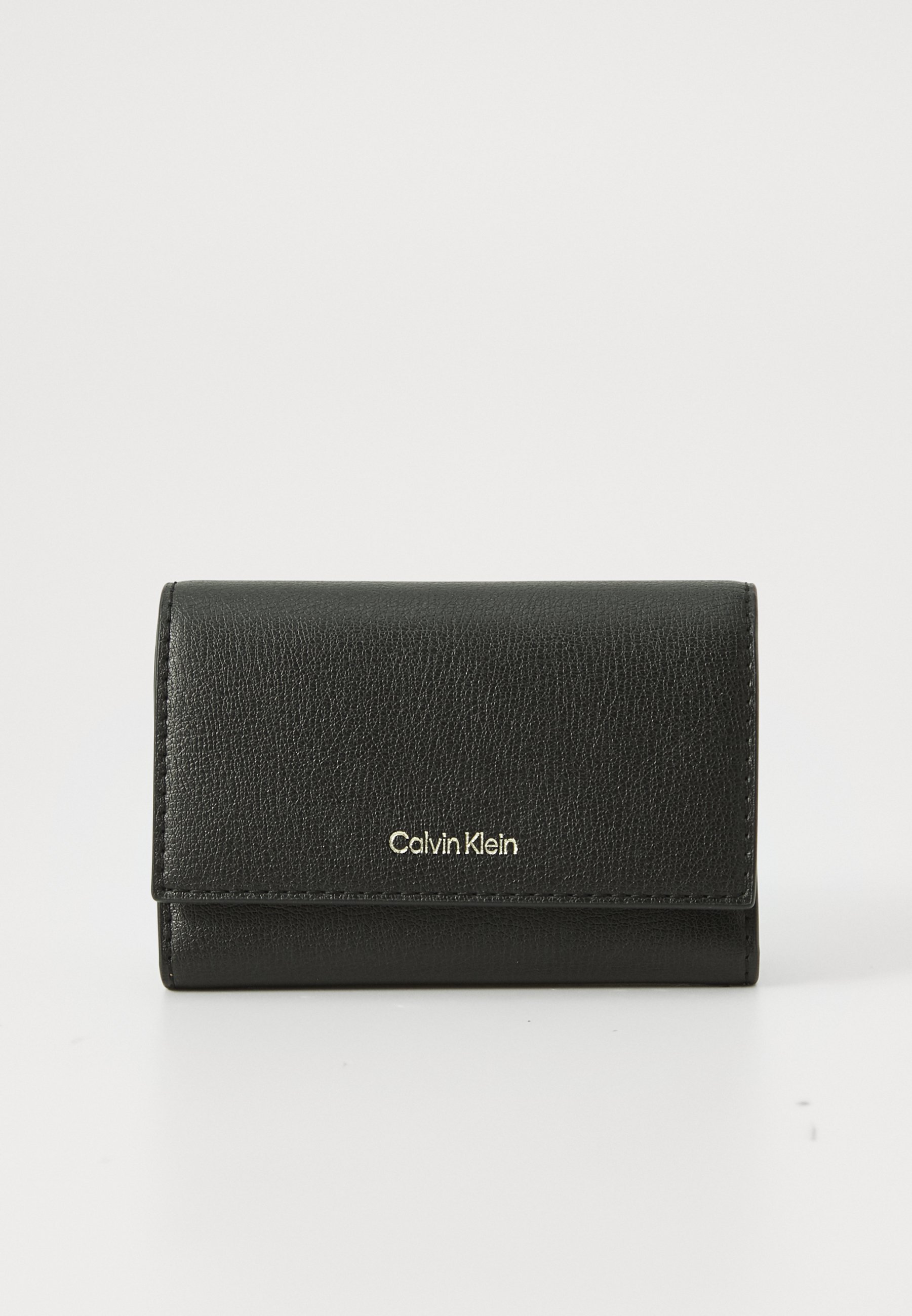 Calvin Klein LOGO TRIFOLD ZIP POCKET - Portemonnee - zwart/geroosterde kokosnoot