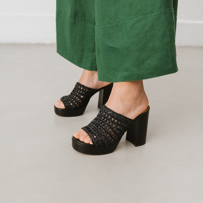 Mules ajourées à plateformes  en raphia noir