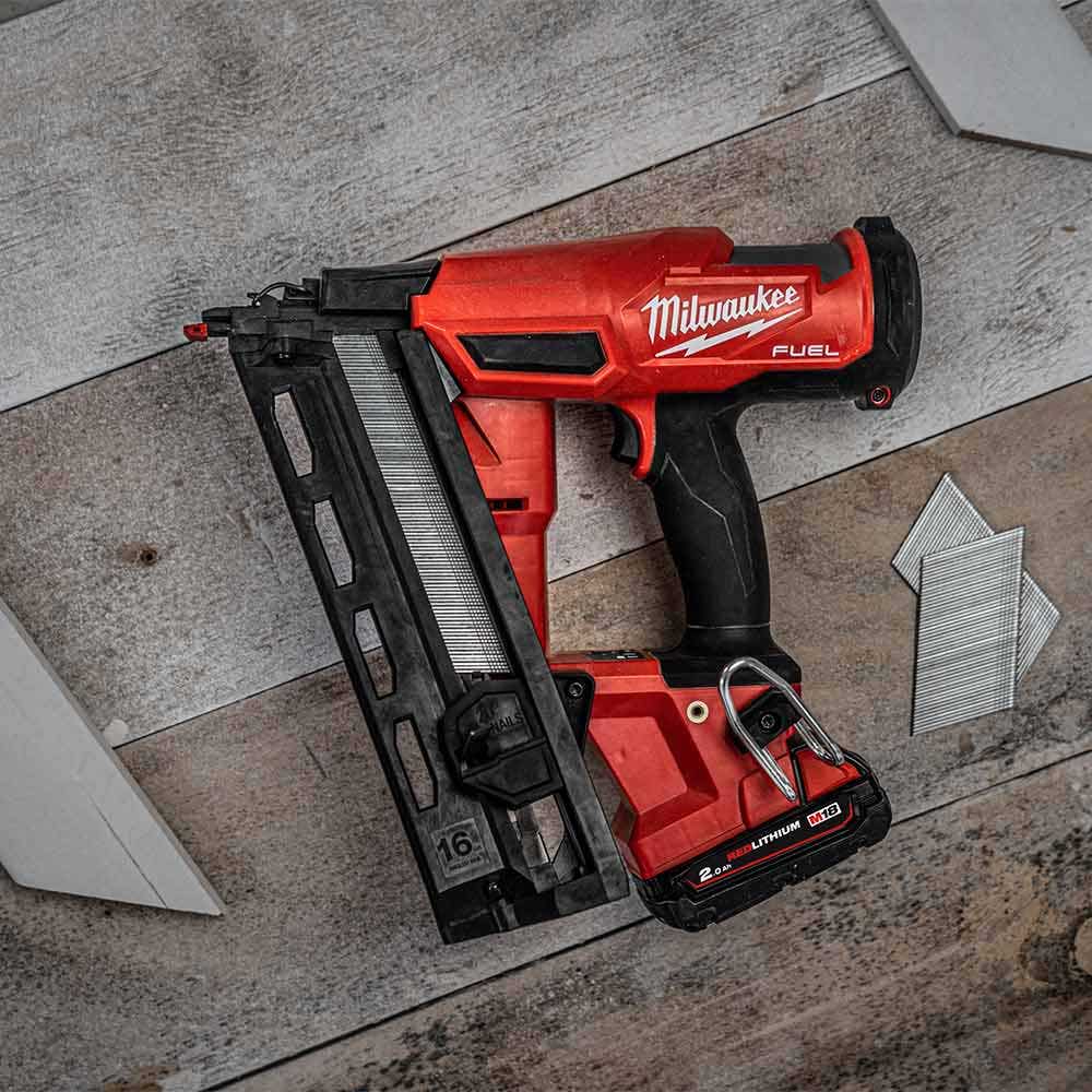 MILWAUKEE 18 V-os üzemanyaggal működő 16-os méretű 20 fokos derékszögű szegező M18FN16GA-0C