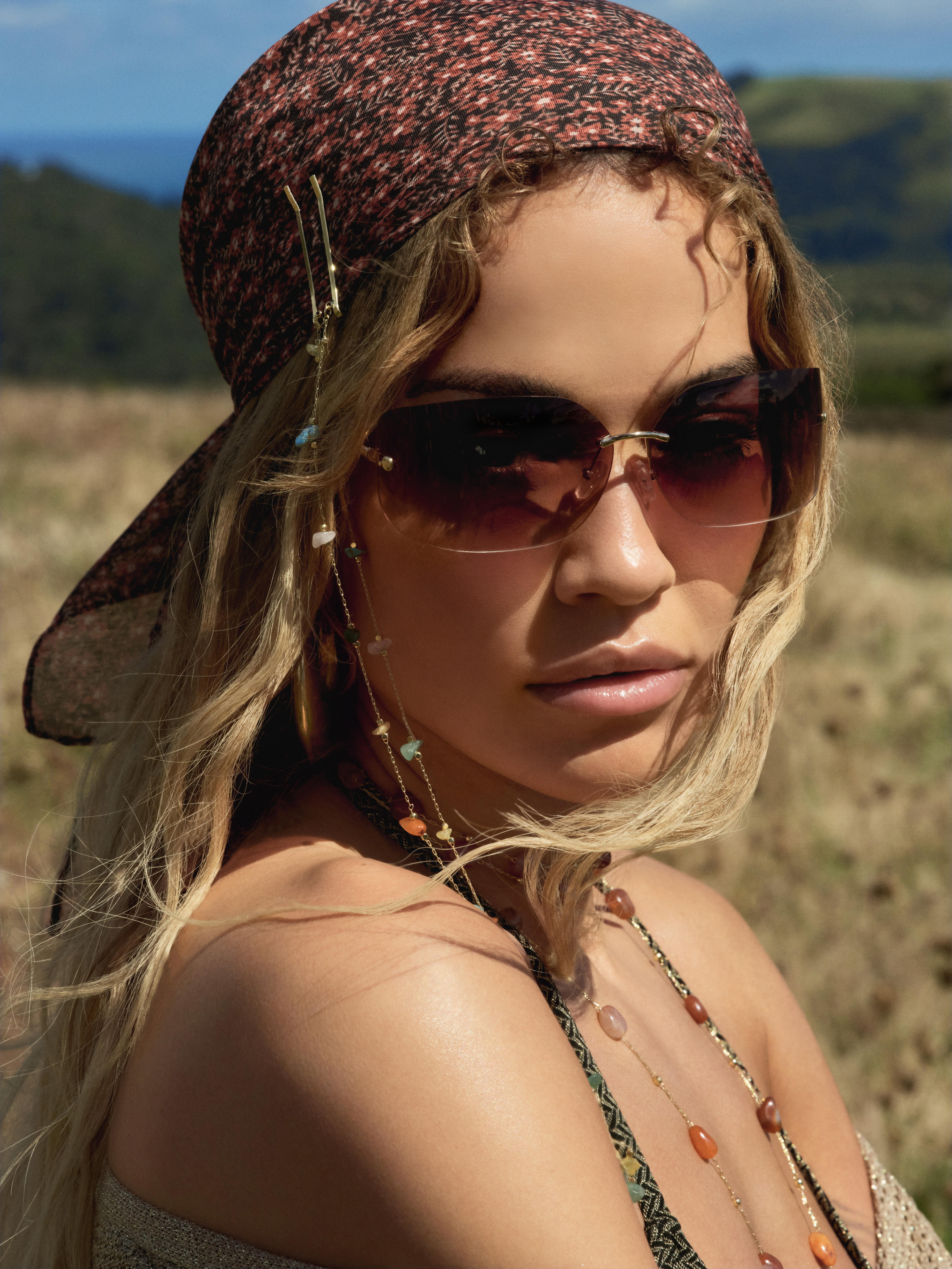 Ochelari de soare fără rame, model Rita Ora. Acești ochelari de soare fără rame sunt o icoană în orice colecție de accesorii.