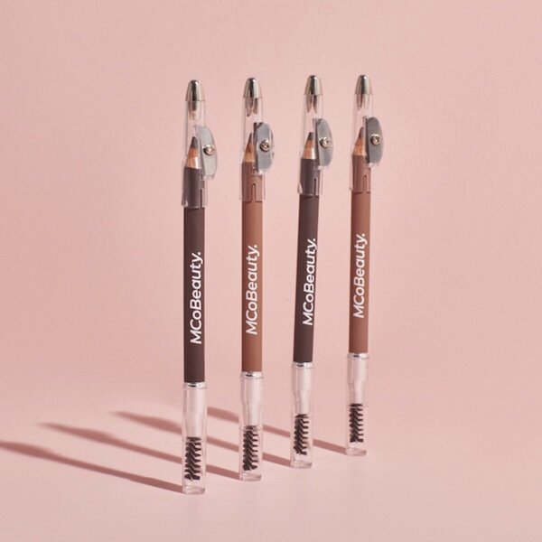 MCoBeauty Everyday Perfect vidēji tumšu/uzkrītošu uzacu zīmulis<br>0.8g