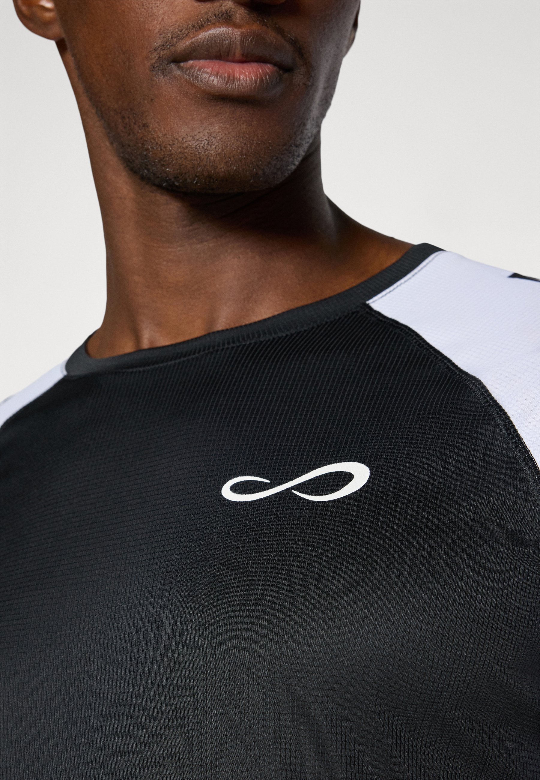 Endless CAMISETA FEISTY ICONIC - Sport-T-Shirt - schwarz/weiß