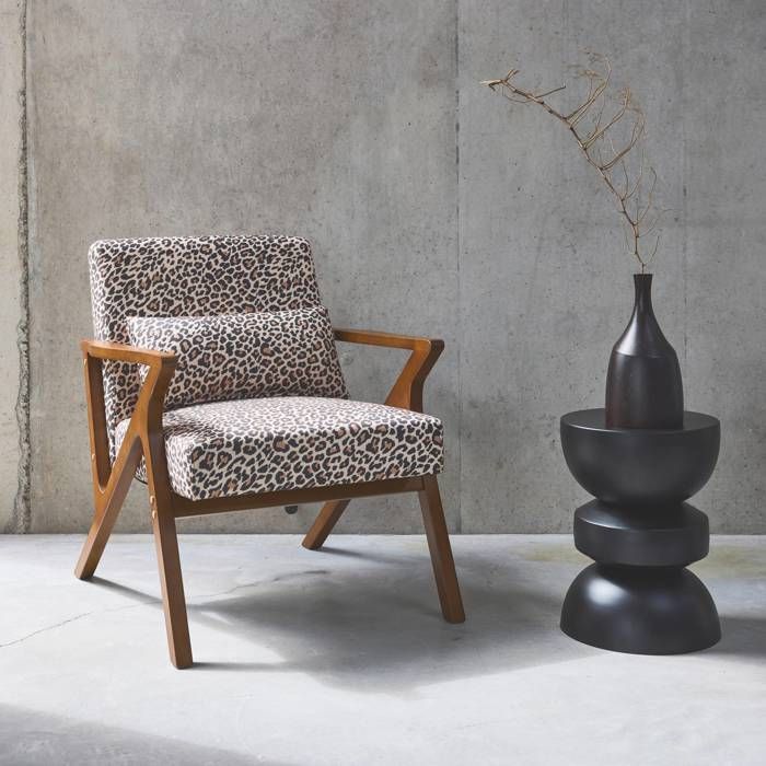 Sillón escandinavo ANTOINE en madera de caucho y estampado de leopardo.