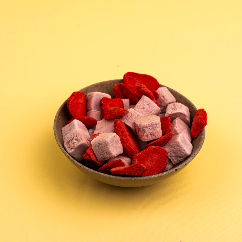 Vamos comer algo saudável! Chips de morango liofilizado com leite de coco (100 g de fruta liofilizada)