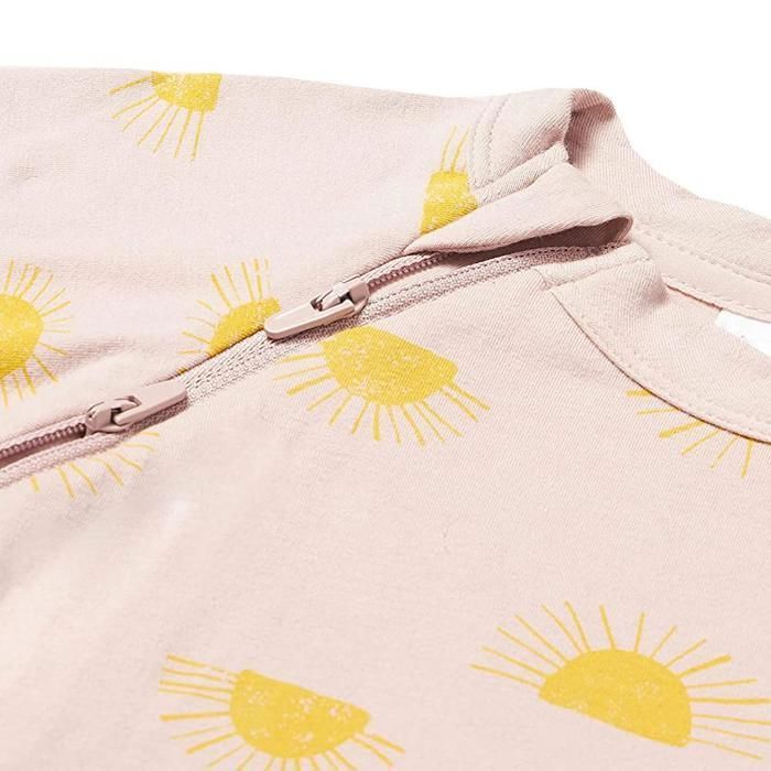 Pijama de manga larga para bebé niña de DIM - color beige con estampado de sol, 100% algodón orgánico.