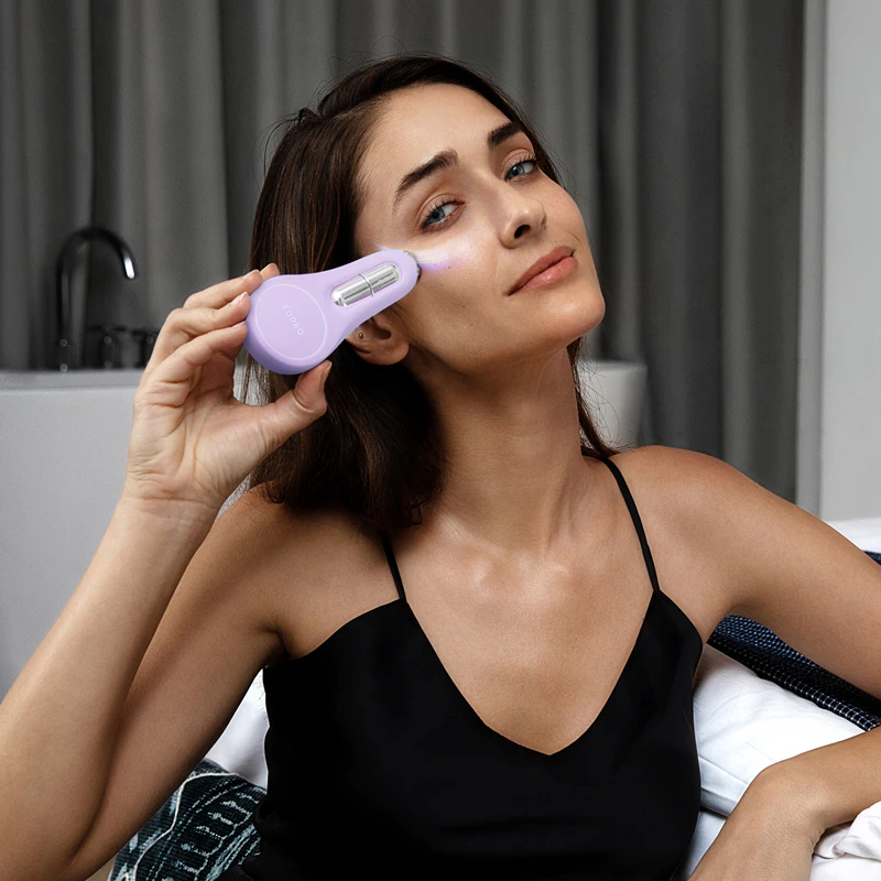 FOREO BEAR™ 2 é um dispositivo de tonificação por microcorrente para a área dos olhos e lábios.