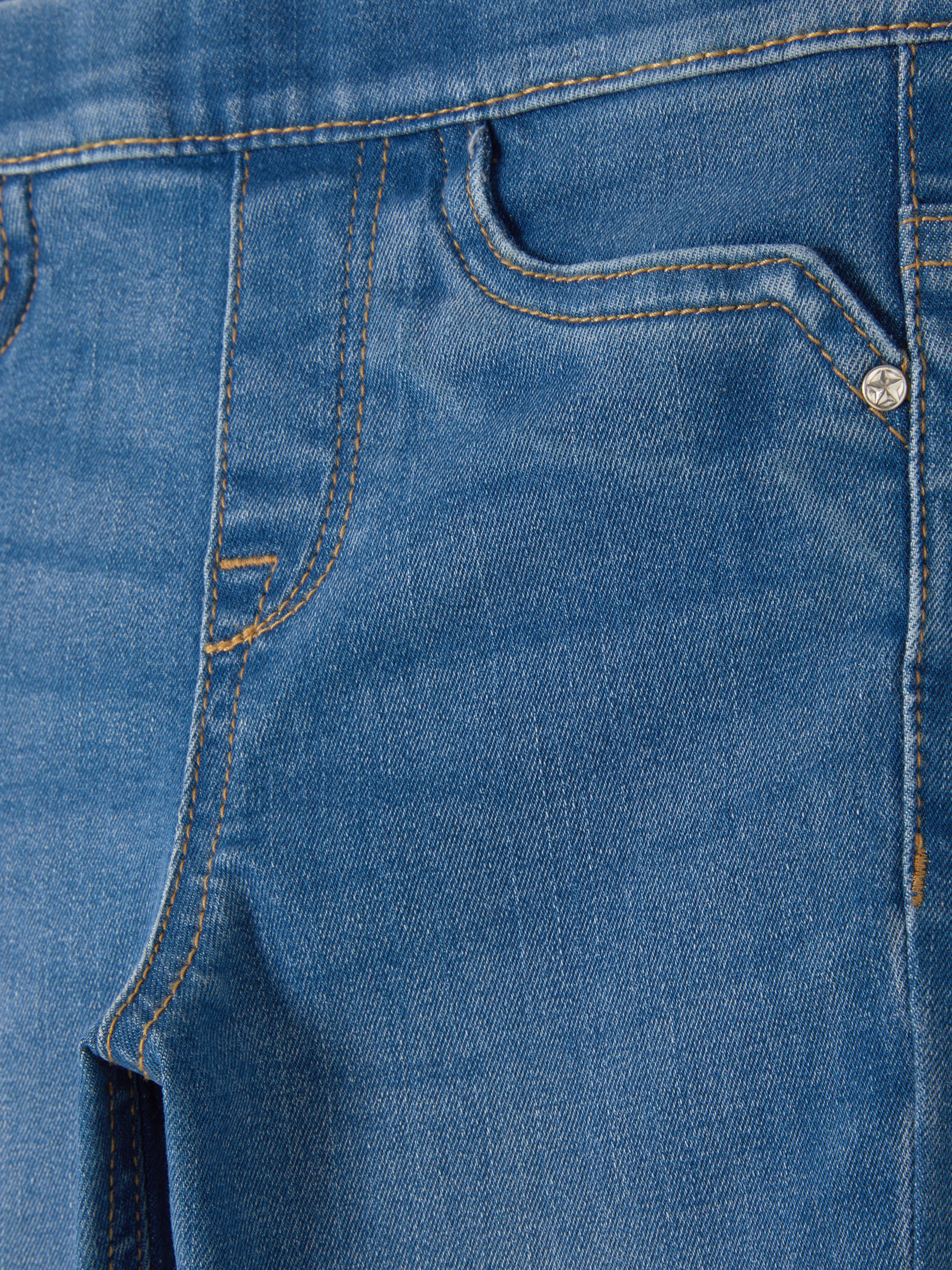 Jeggings cu talie elastică. Acești colanți cu talie elastică și detalii cu buzunare sunt ideali pentru purtarea zilnică.