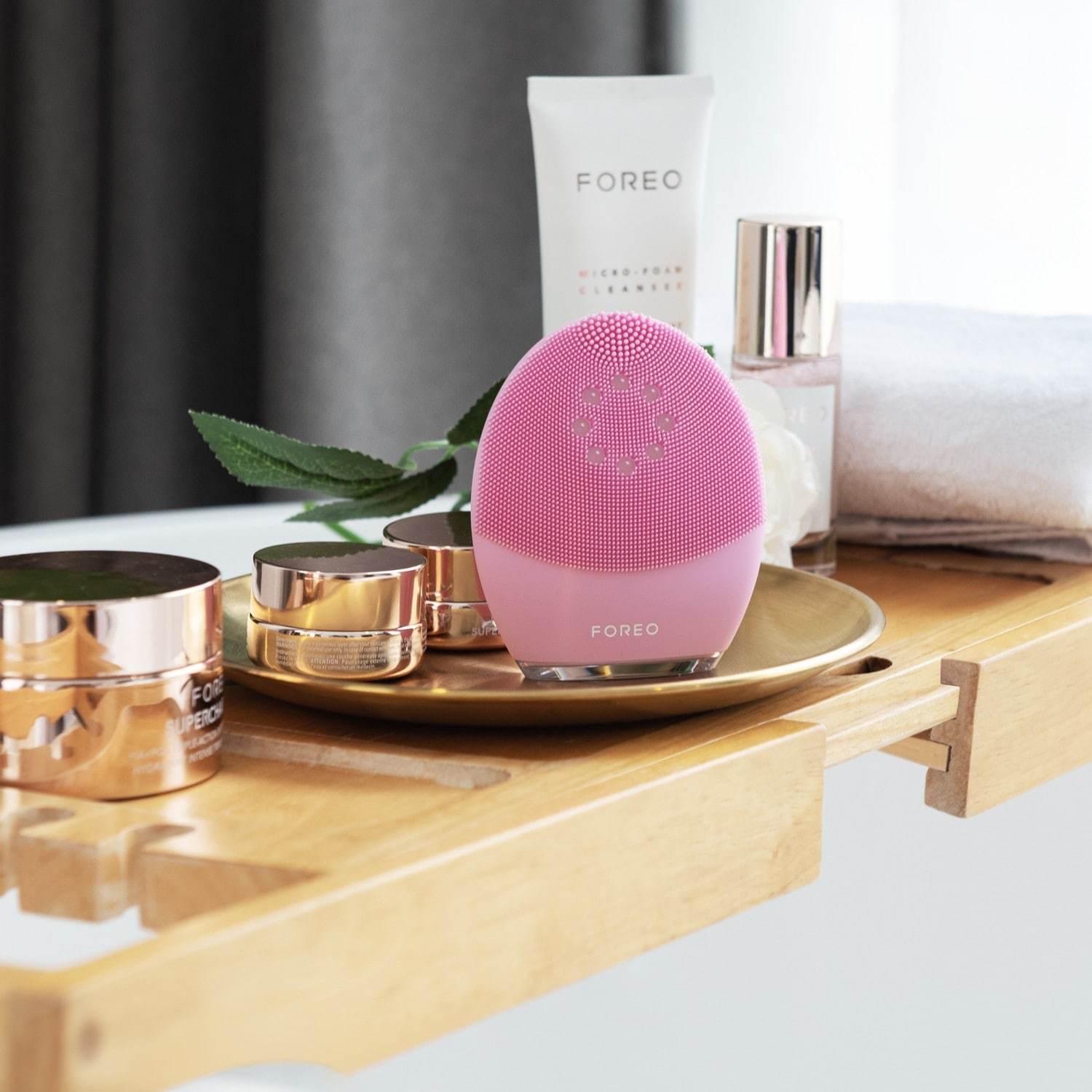 FOREO LUNA™ 4 Plus elektrinis veido masažuoklis – 1 vnt.