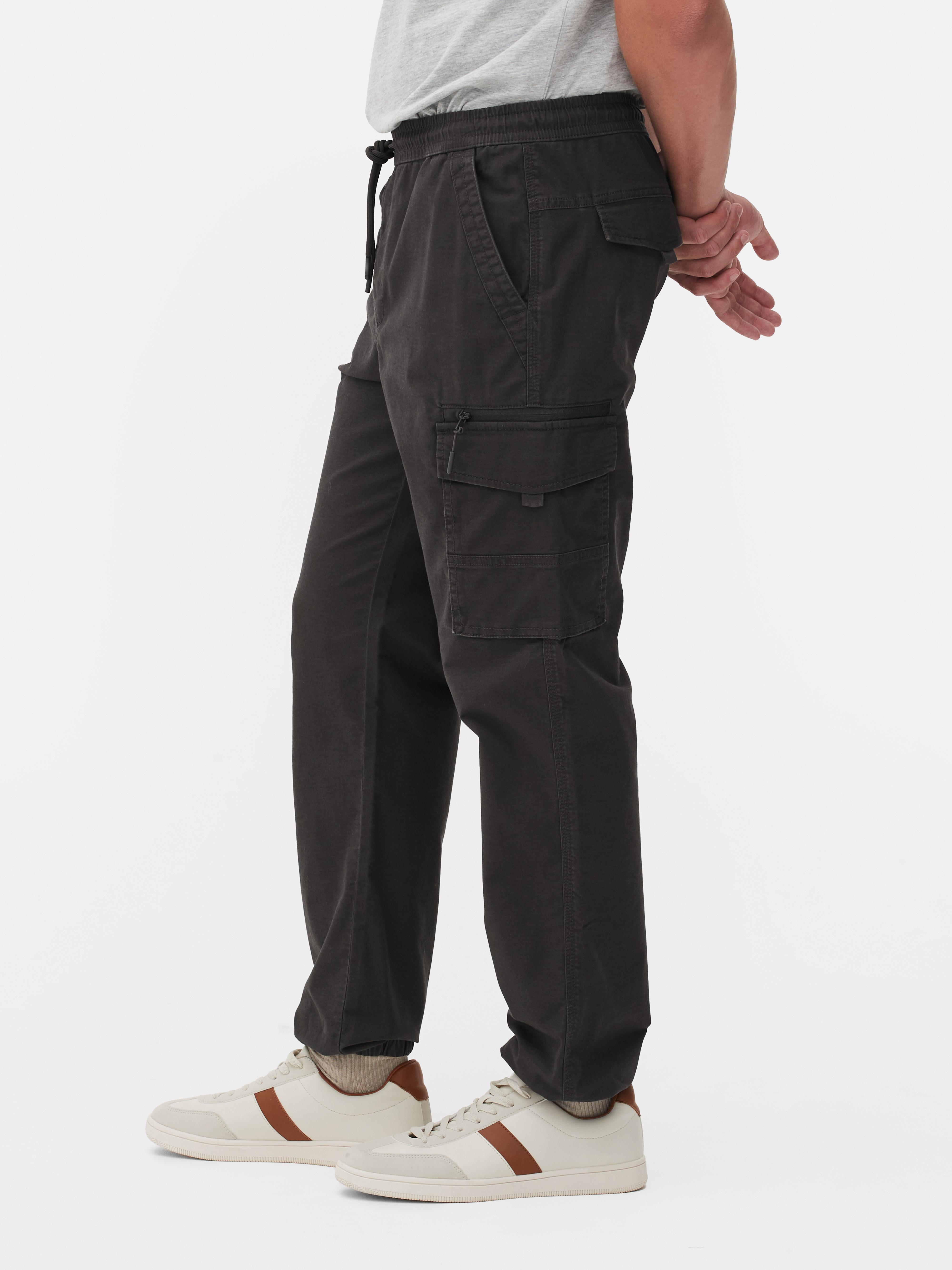 Pantaloni cargo lejeri cu manșete la gleznă. Acești pantaloni cargo sunt eleganți și practici.