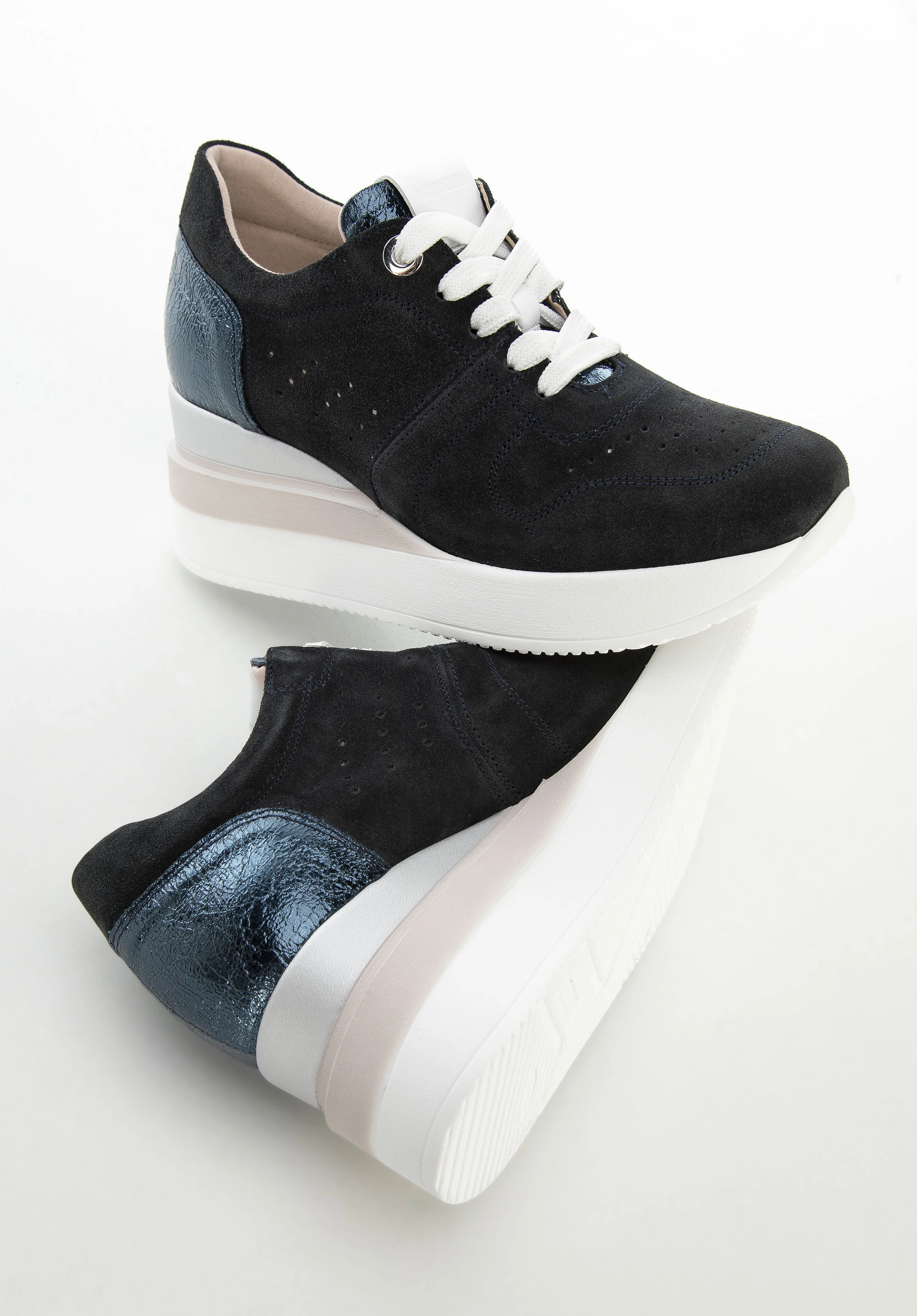 Damskie sneakersy zamszowe na koturnie w pasy ciemny granat