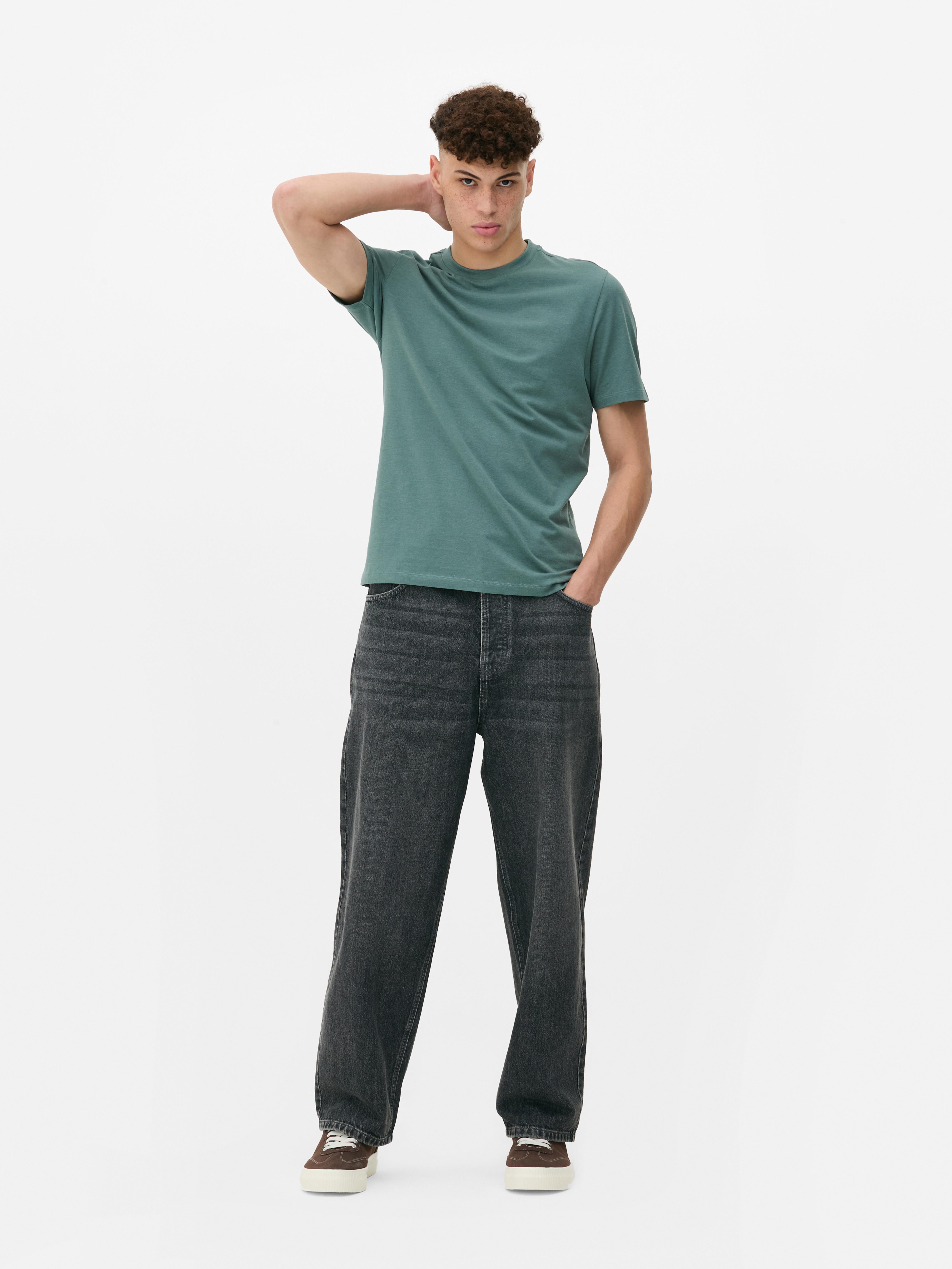 Schmal geschnittenes T-Shirt, hauptsächlich aus Baumwolle. Dieses T-Shirt hat eine figurbetonte Passform, einen Rundhalsausschnitt und kurze Ärmel.