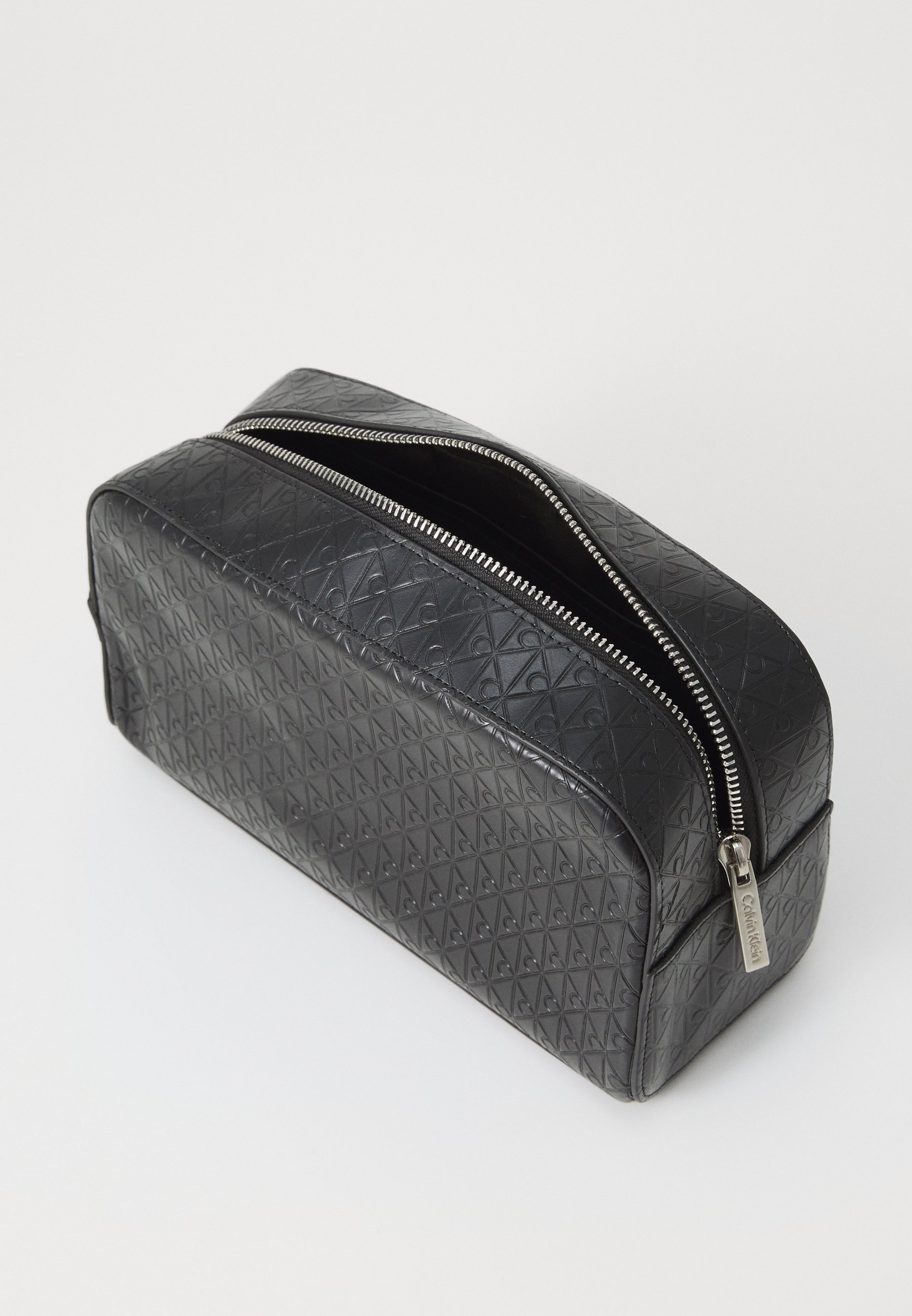 Calvin Klein EMBLEM EMBOSS Waschtasche - Waschtasche - schwarz
