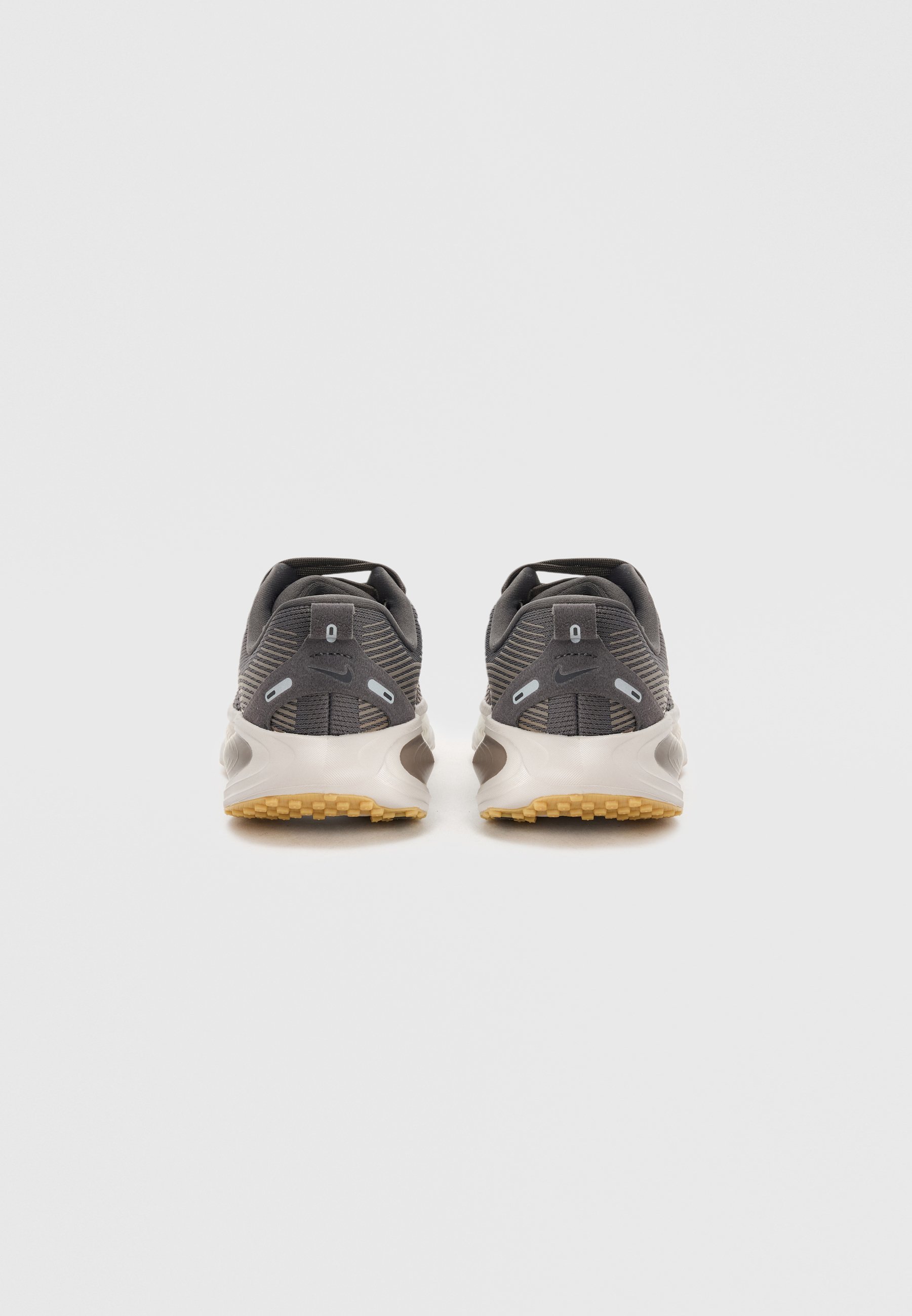 Nike Performance VOMERO 18 UNISEX - Hardloopschoenen voor op de weg - medium ash/black/college grey/pale ivory