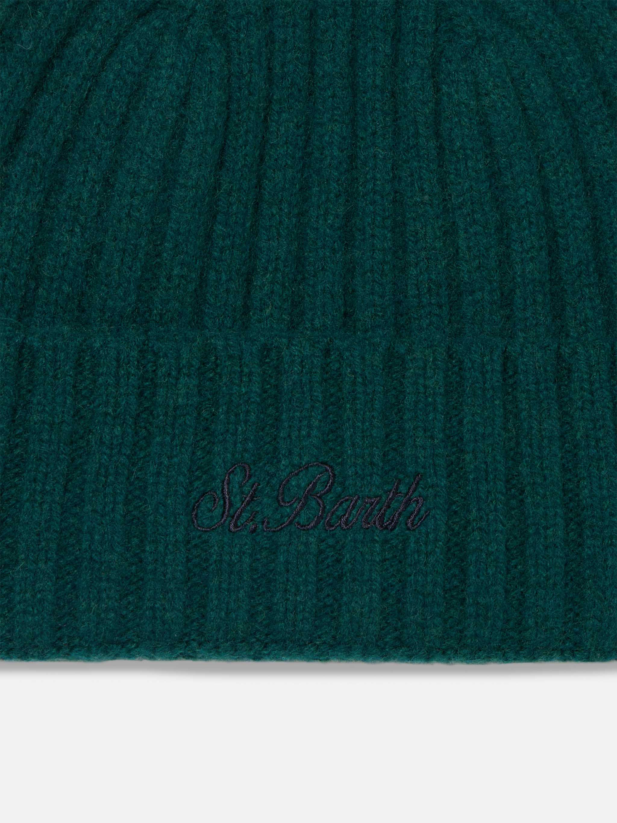 Sombrero verde de hombre con bordado de San Bartolomé
