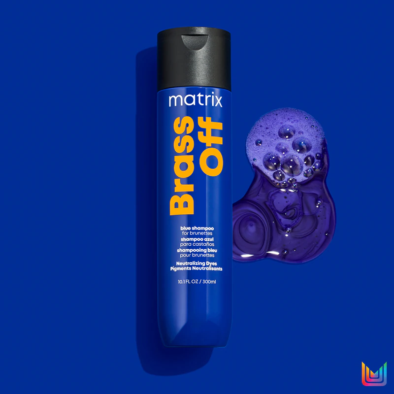 Shampoo Matrix Brass Off neutraliza tons avermelhados.
